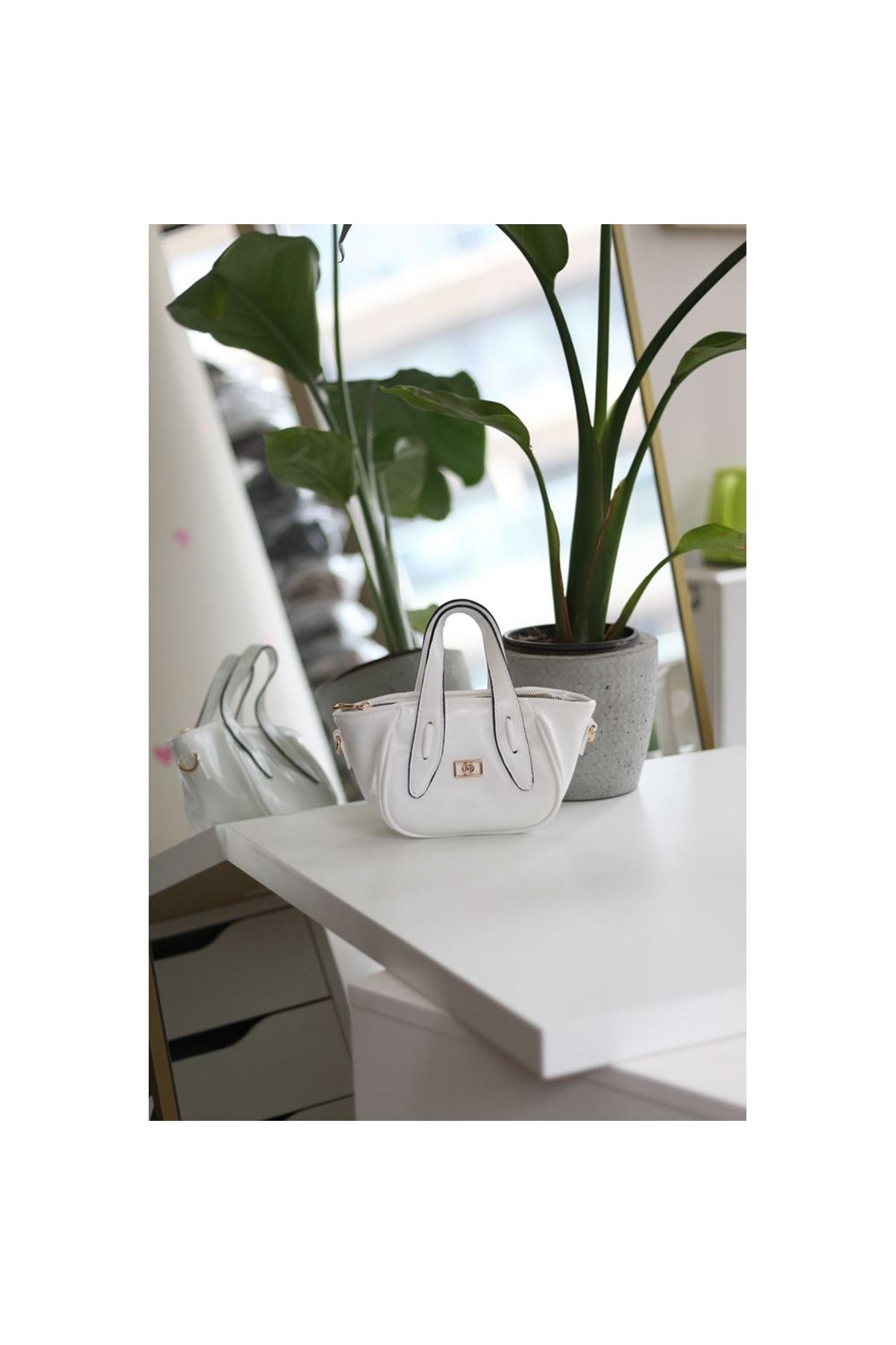 Kadın Beyaz Rugan Tutma Saplı Pouch El Çantası