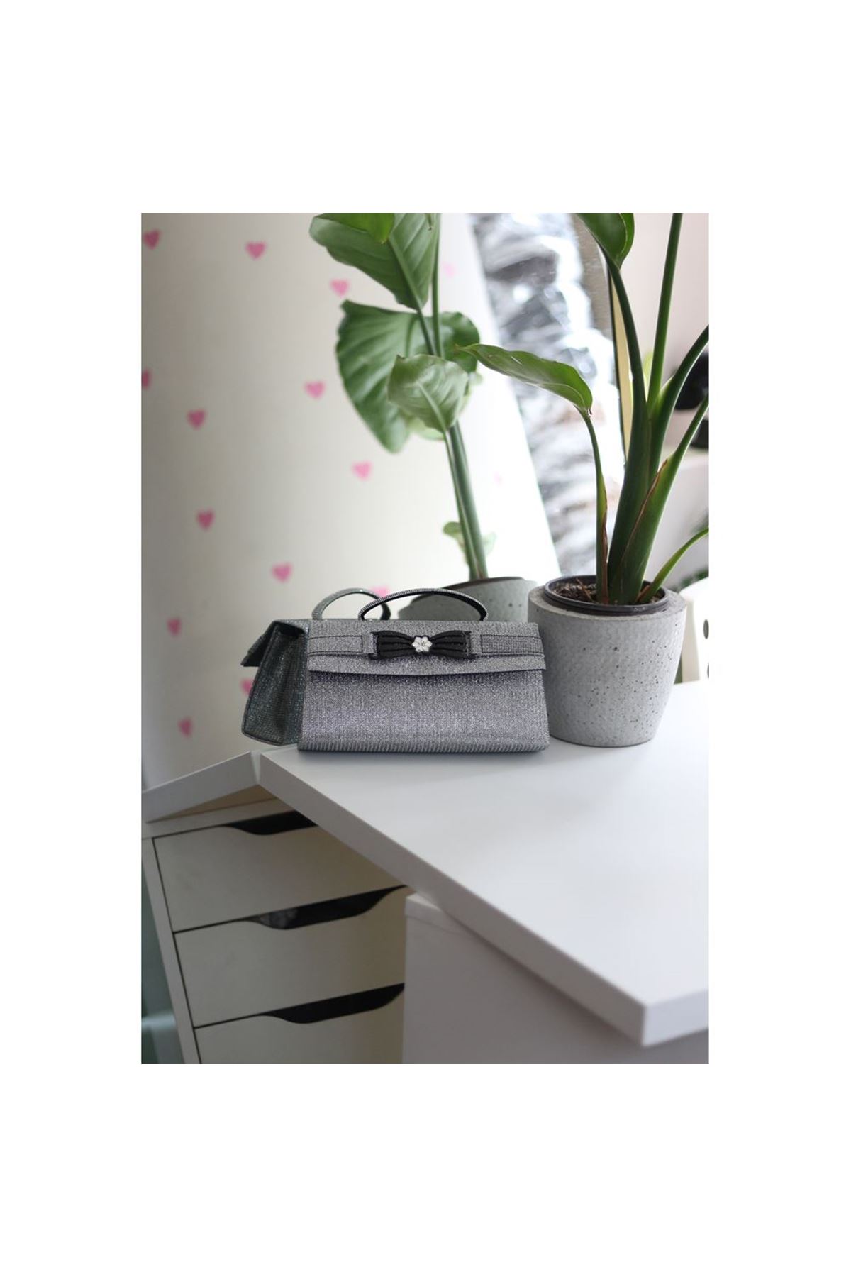 Platin Simli Çiçek Aksesuarlı Tutma Saplı Abiye El Çantası