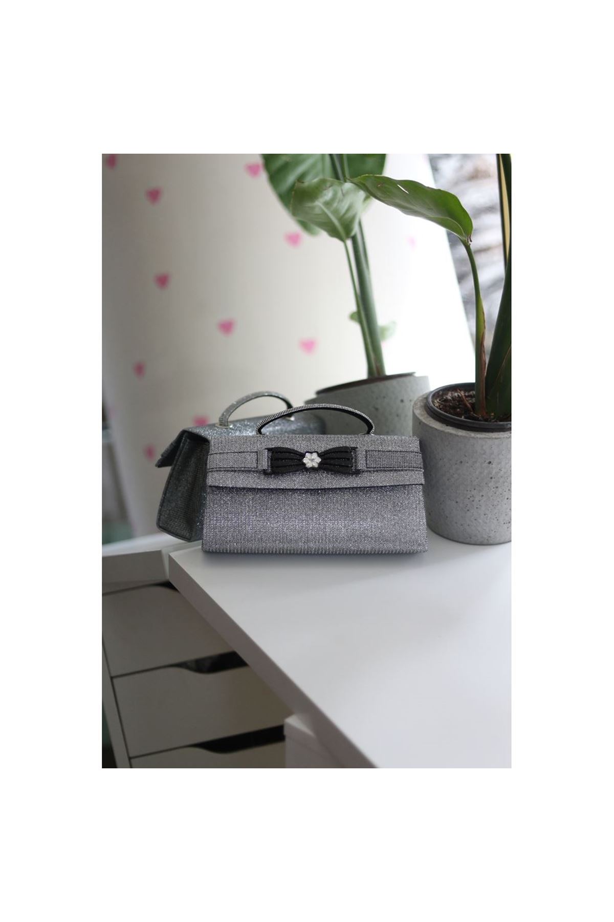 Platin Simli Çiçek Aksesuarlı Tutma Saplı Abiye El Çantası