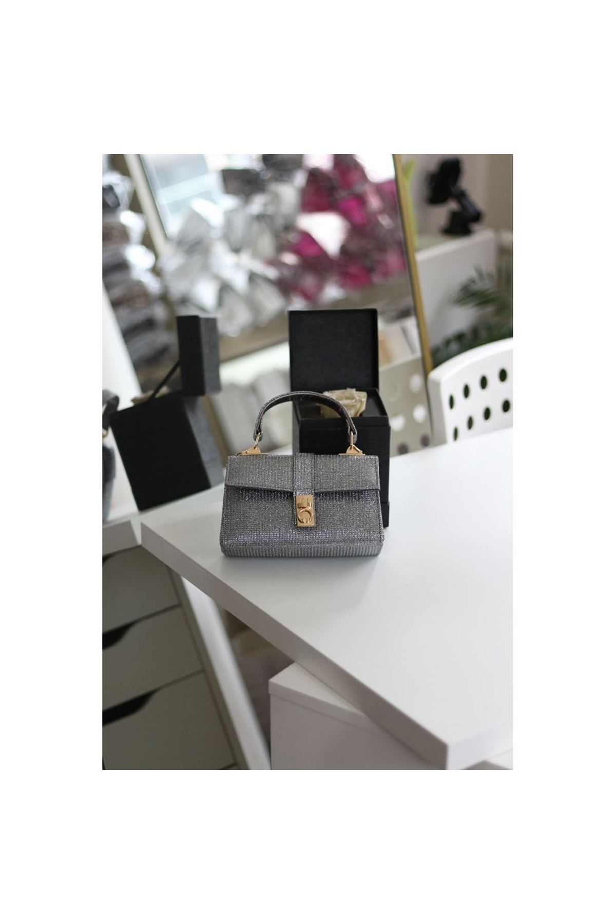 Platin Simli Toka Detaylı Zincirli El Omuz Çantası