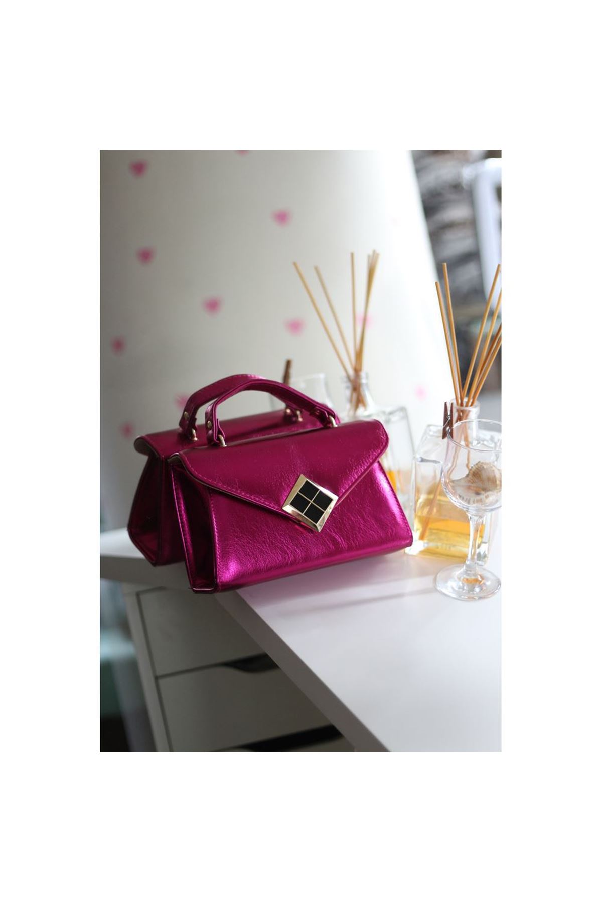 Kadın Fuşya Parlak Dokulu Siyah Kare Gold Aksesuar Detaylı Abiye Çanta