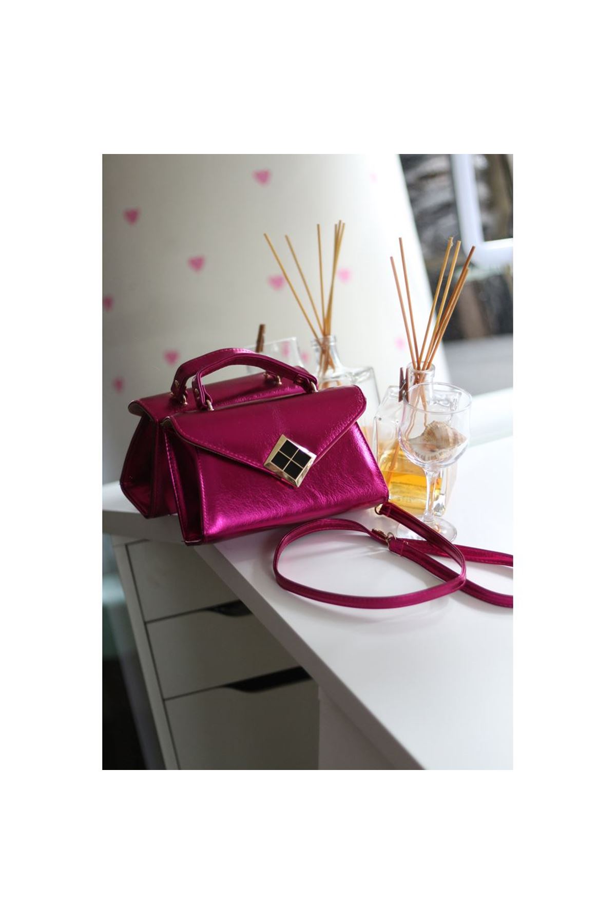 Kadın Fuşya Parlak Dokulu Siyah Kare Gold Aksesuar Detaylı Abiye Çanta