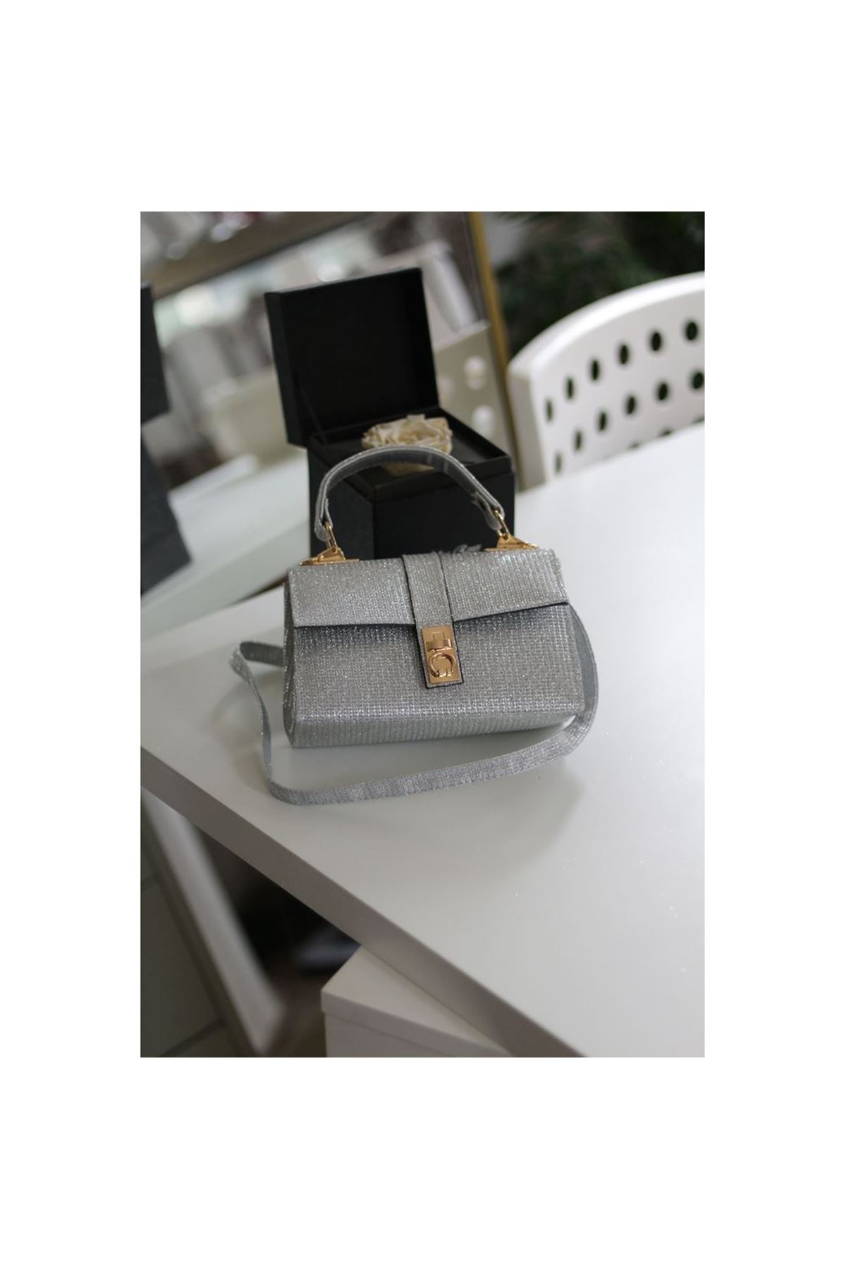Silver Simli Toka Detaylı Zincirli El Omuz Çantası