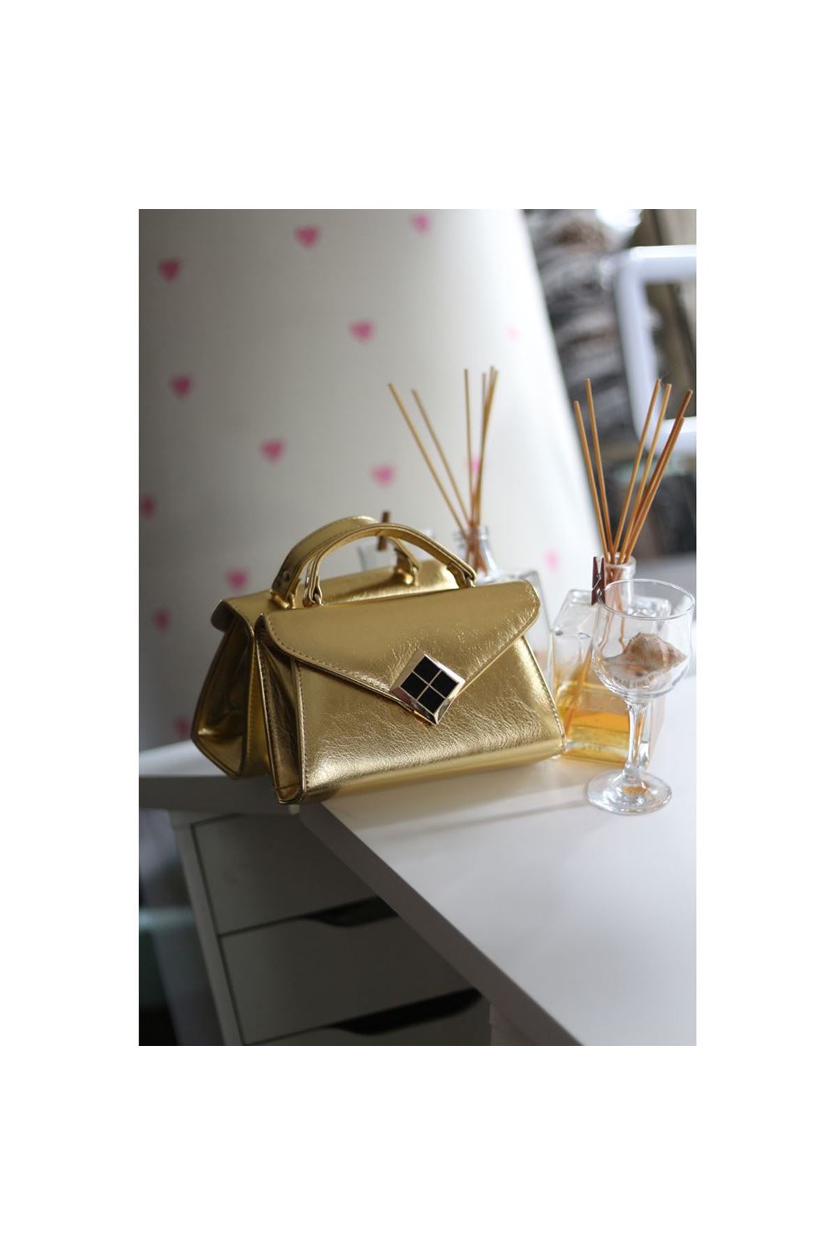 Kadın Gold Parlak Dokulu Siyah Kare Gold Aksesuar Detaylı Abiye Çanta