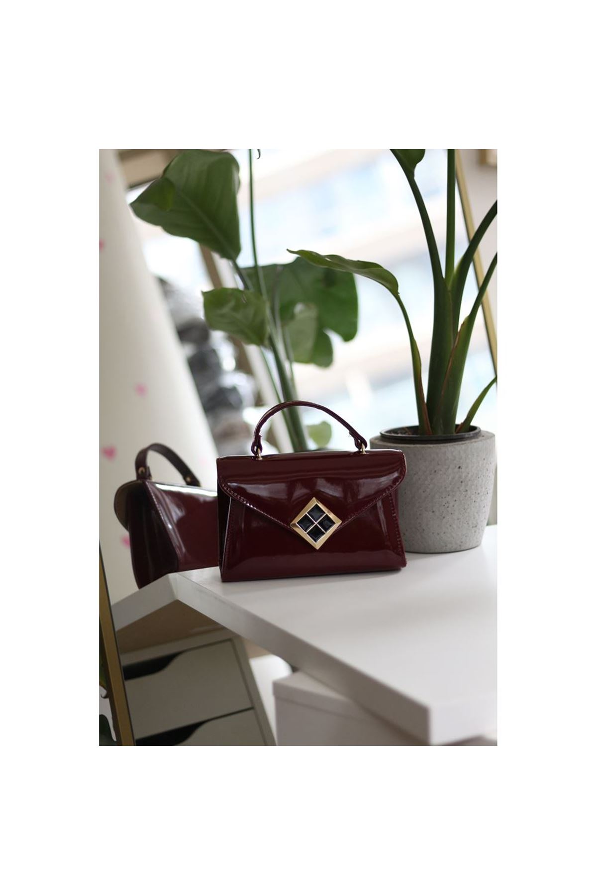 Kadın Bordo Rugan Dokulu Siyah Kare Gold Aksesuar Detaylı Abiye Çanta