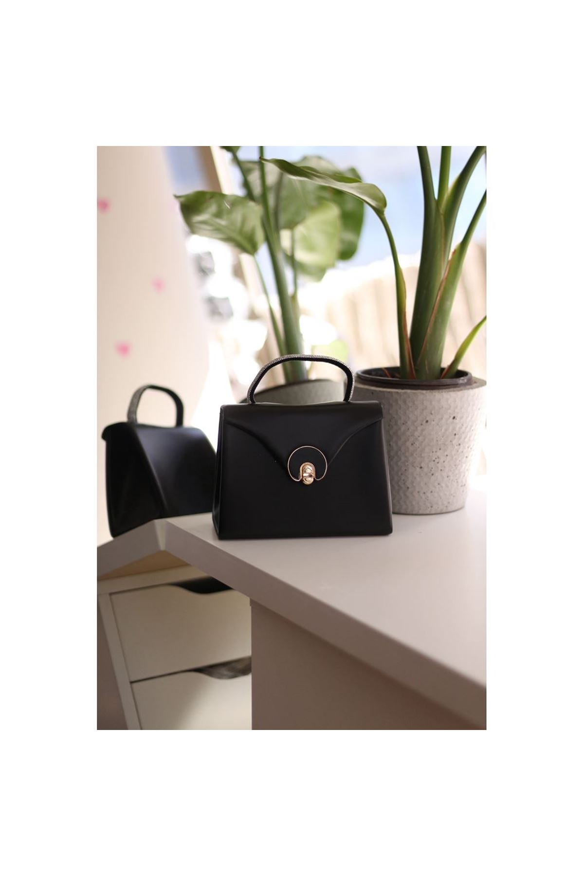 Siyah Mat Oval Gold Aksesuarlı Taşlı Tutma Kulplu Abiye El Çantası