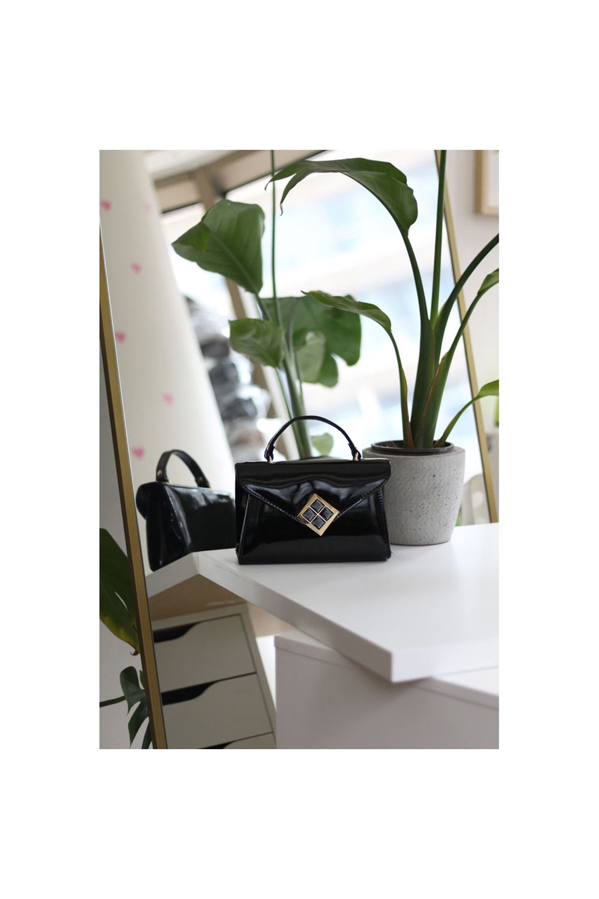 Kadın Siyah Rugan Dokulu Siyah Kare Gold Aksesuar Detaylı Abiye Çanta