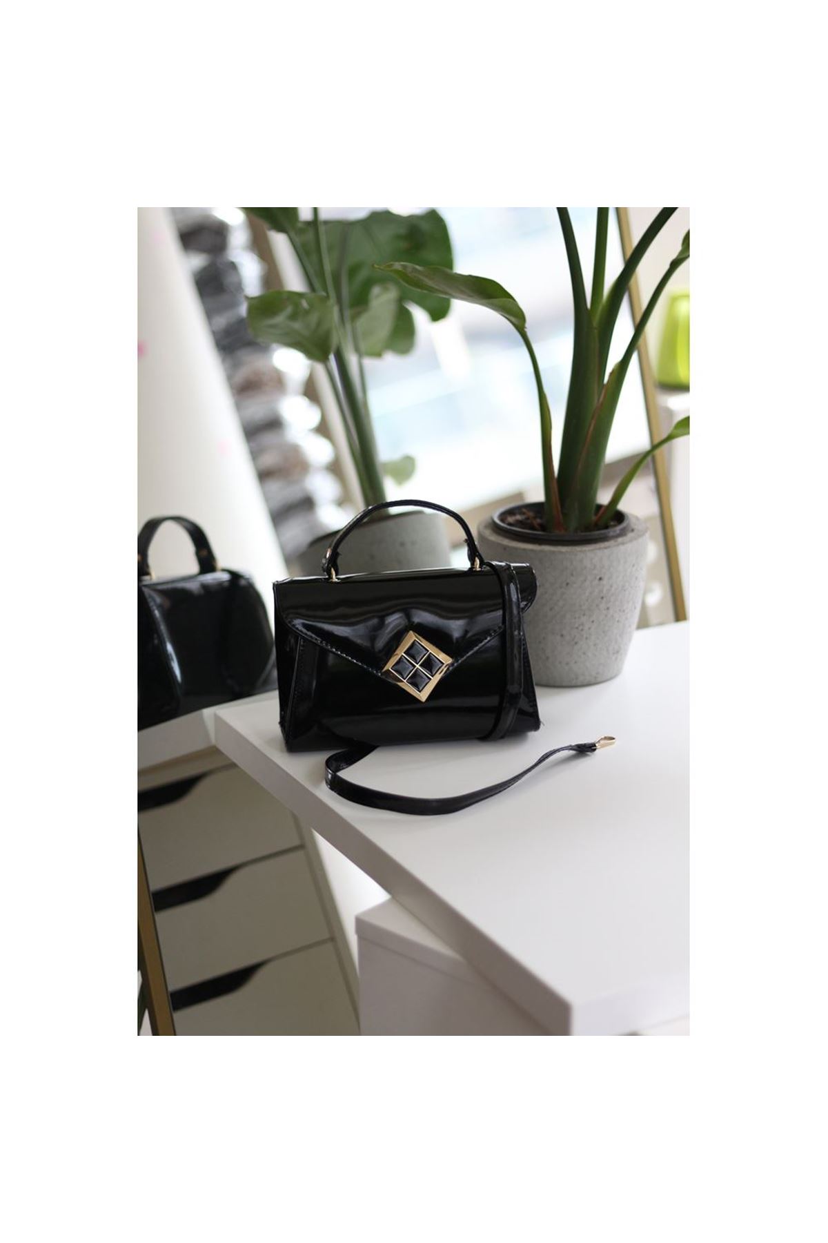 Kadın Siyah Rugan Dokulu Siyah Kare Gold Aksesuar Detaylı Abiye Çanta