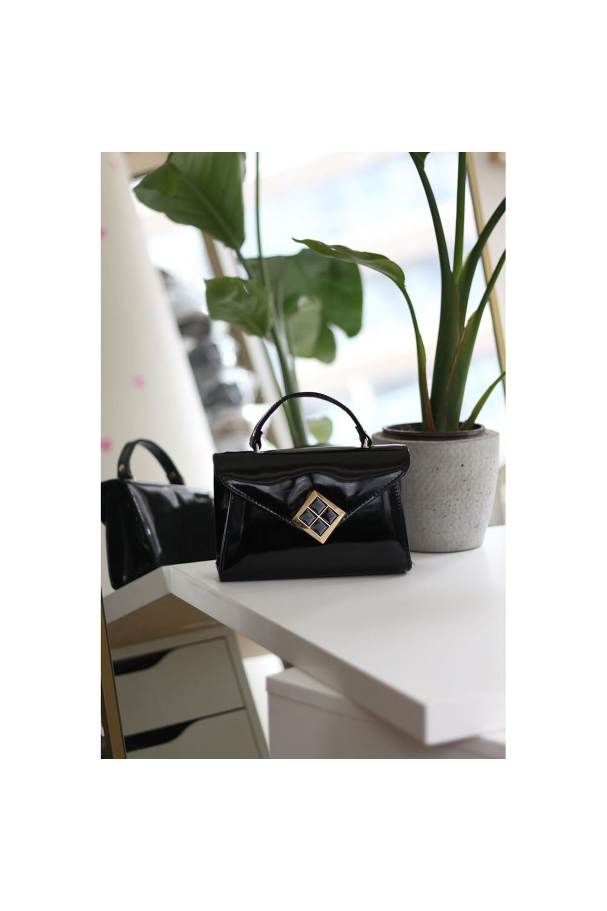 Kadın Siyah Rugan Dokulu Siyah Kare Gold Aksesuar Detaylı Abiye Çanta