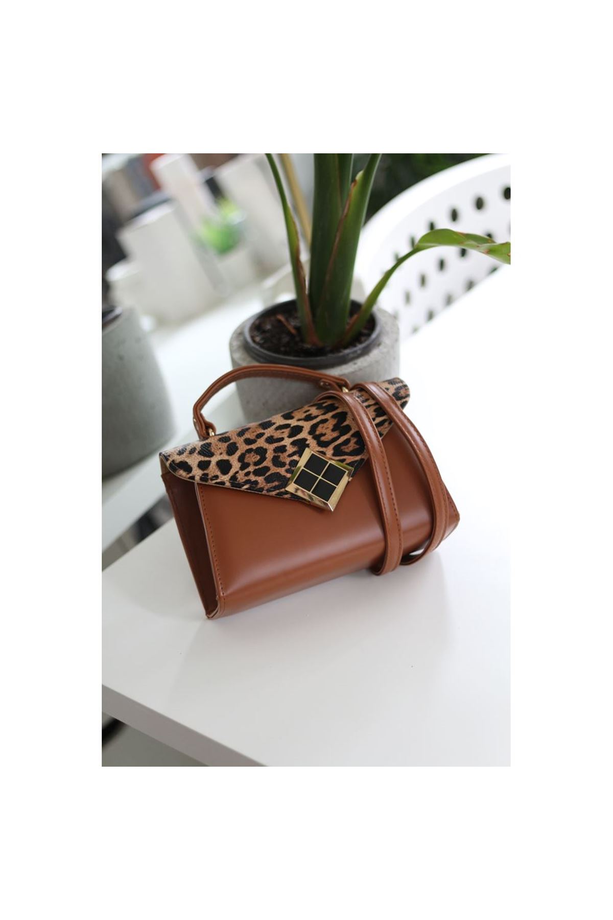 Taba Leopar Kapak Detaylı Kare Gold Aksesuarlı El Çantası