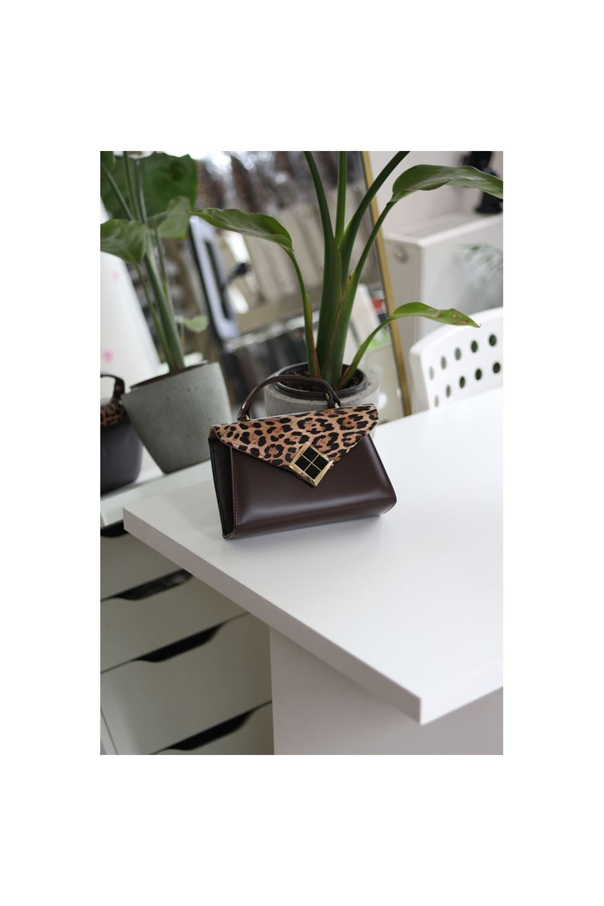Acı Kahve Leopar Kapak Detaylı Kare Gold Aksesuarlı El Çantası