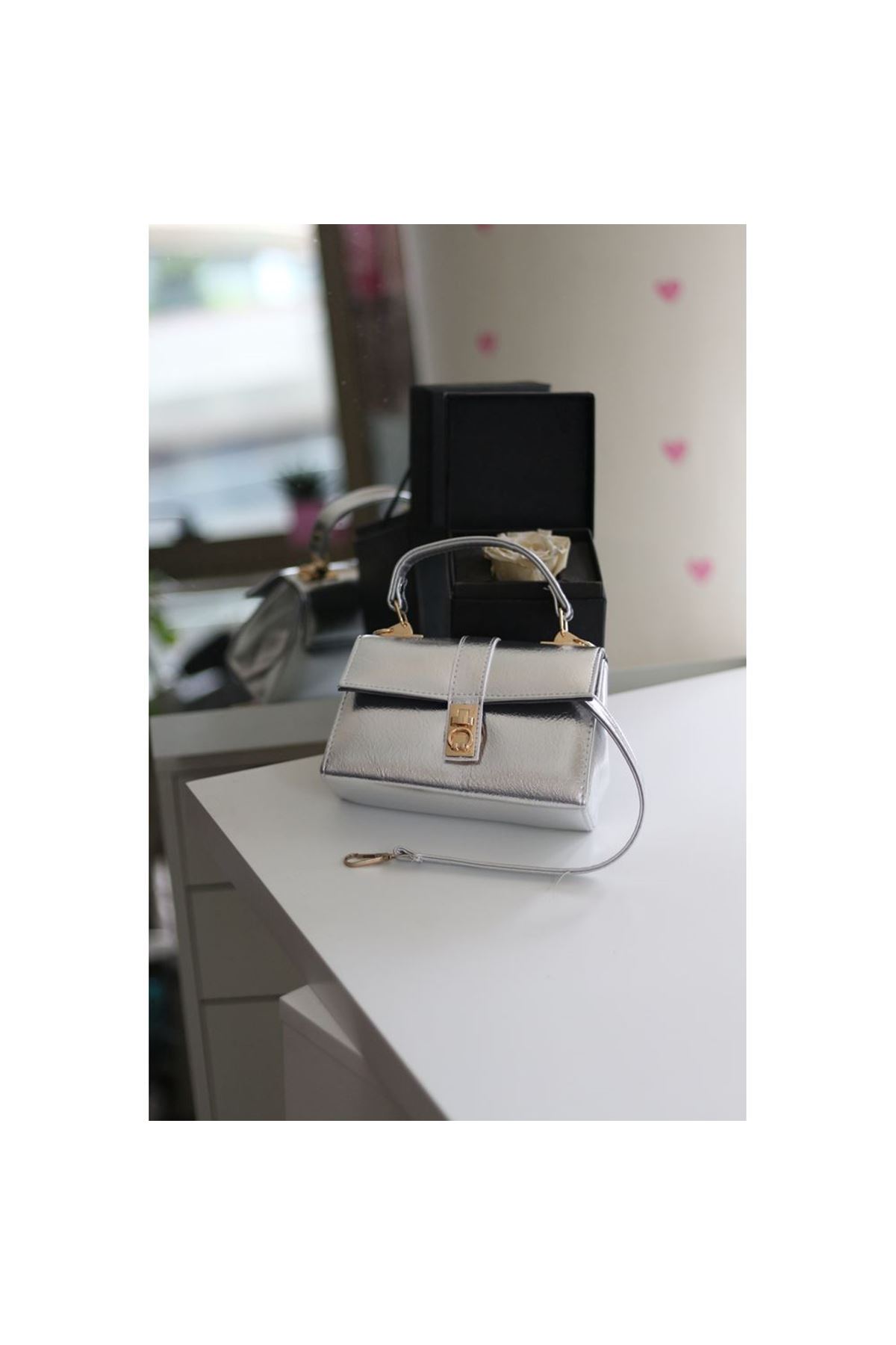 Silver Parlak Toka Detaylı Zincirli El Omuz Çantası