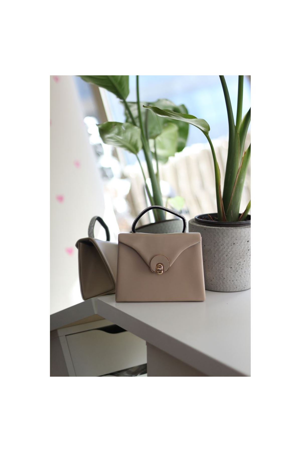 Nude Mat Oval Gold Aksesuarlı Taşlı Tutma Kulplu Abiye El Çantası