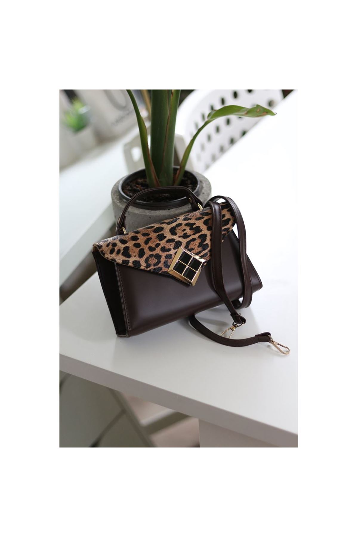 Acı Kahve Leopar Kapak Detaylı Kare Gold Aksesuarlı El Çantası