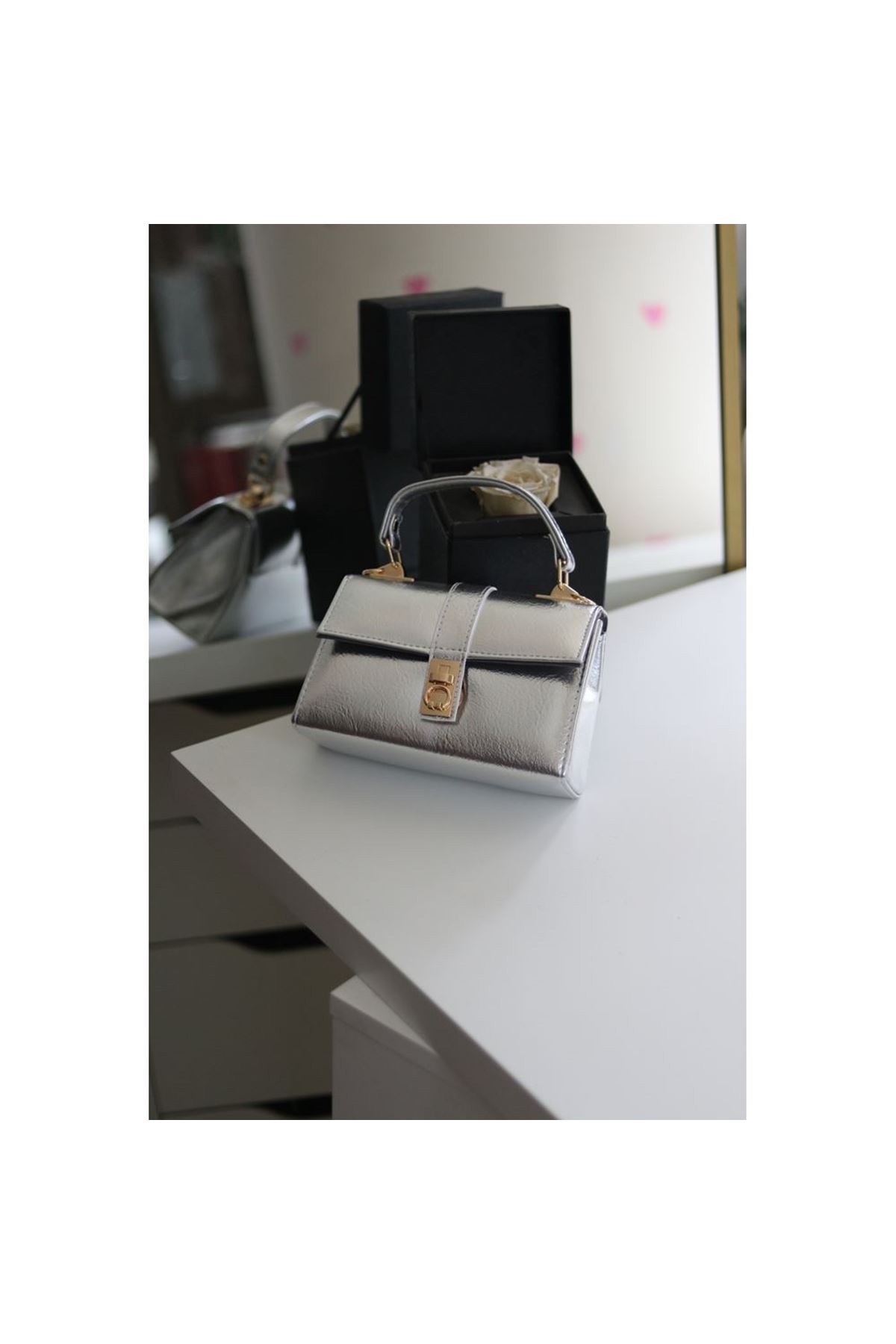 Silver Parlak Toka Detaylı Zincirli El Omuz Çantası