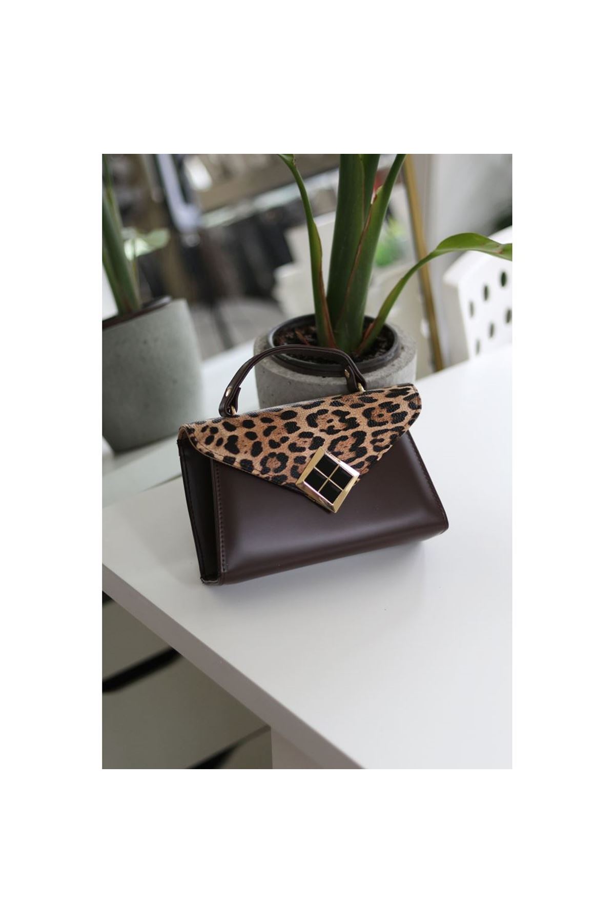 Acı Kahve Leopar Kapak Detaylı Kare Gold Aksesuarlı El Çantası