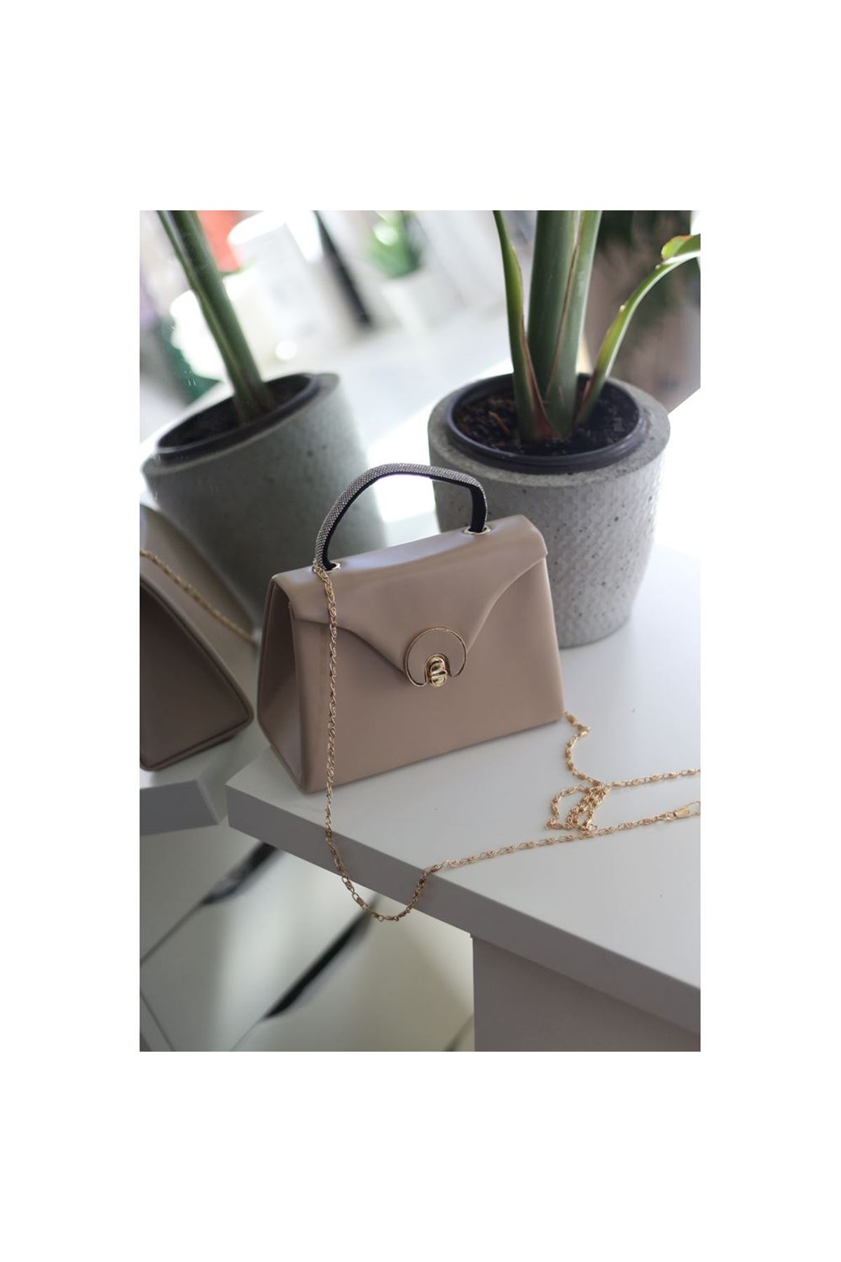 Nude Mat Oval Gold Aksesuarlı Taşlı Tutma Kulplu Abiye El Çantası