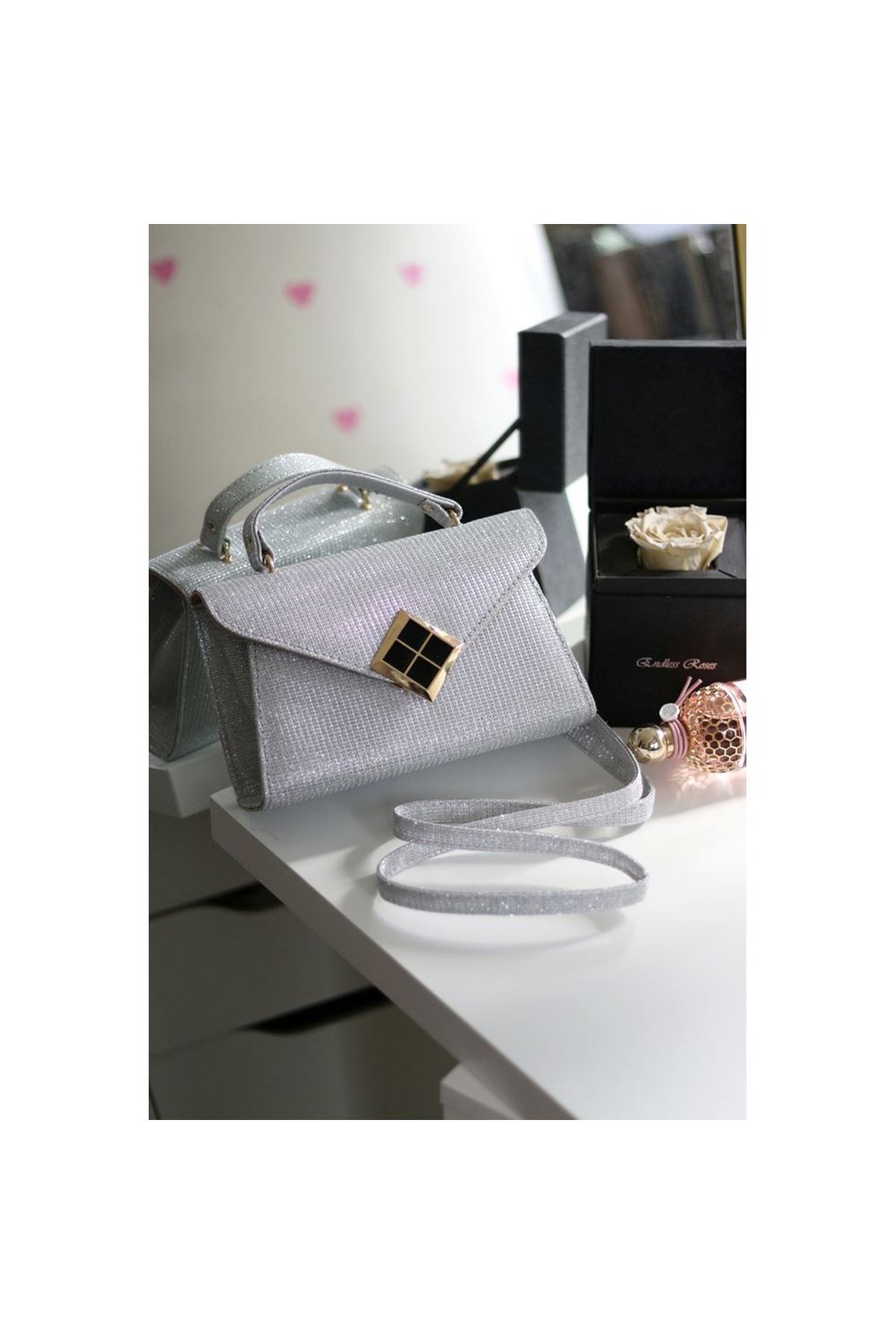 Beyaz Simli Kare Gold Aksesuar Detaylı Abiye Çanta