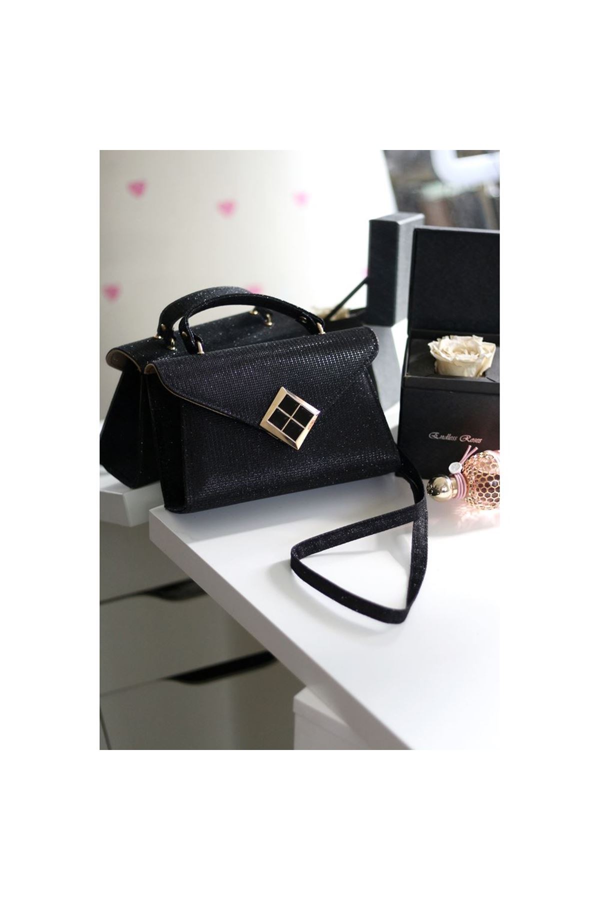 Siyah Simli Kare Gold Aksesuar Detaylı Abiye Çanta