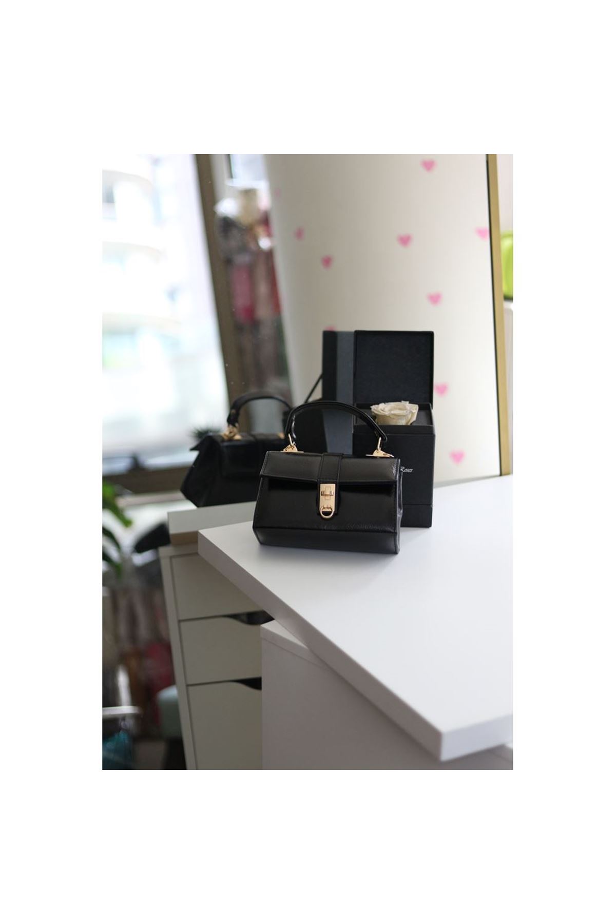 Siyah Parlak Toka Detaylı Zincirli El Omuz Çantası