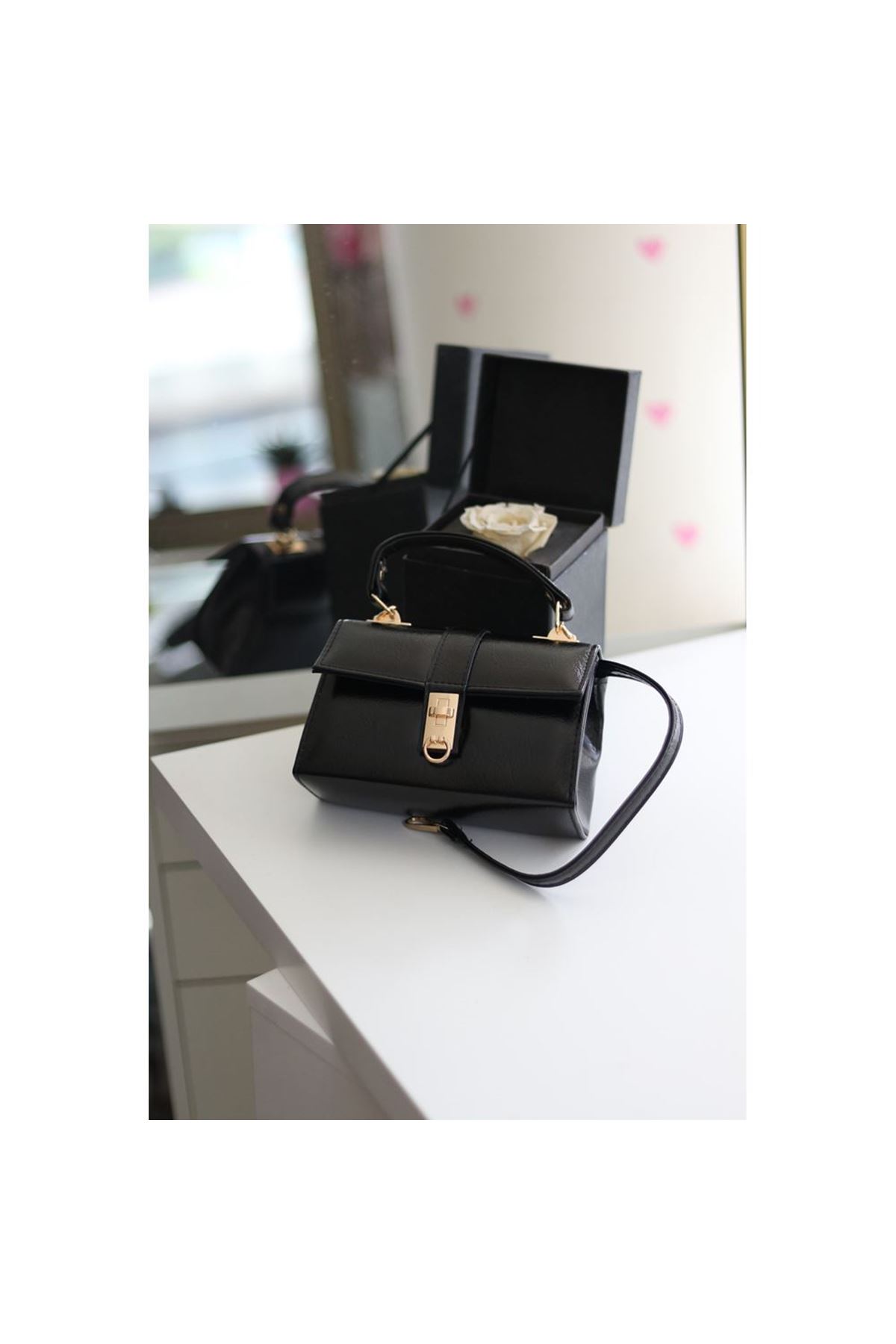 Siyah Parlak Toka Detaylı Zincirli El Omuz Çantası