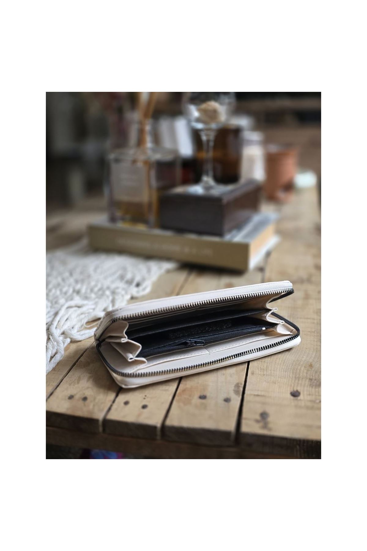 Krem Dokulu Slim Kartlık Detaylı Cüzdan