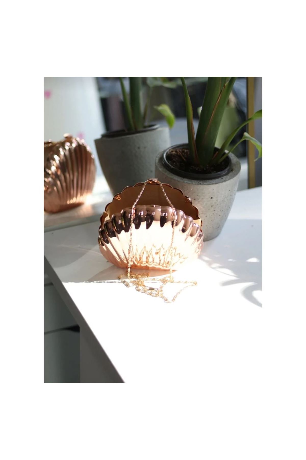 Kadın Bakır Metal Istiridye Formlu Zincir Detayl Abiye Çanta