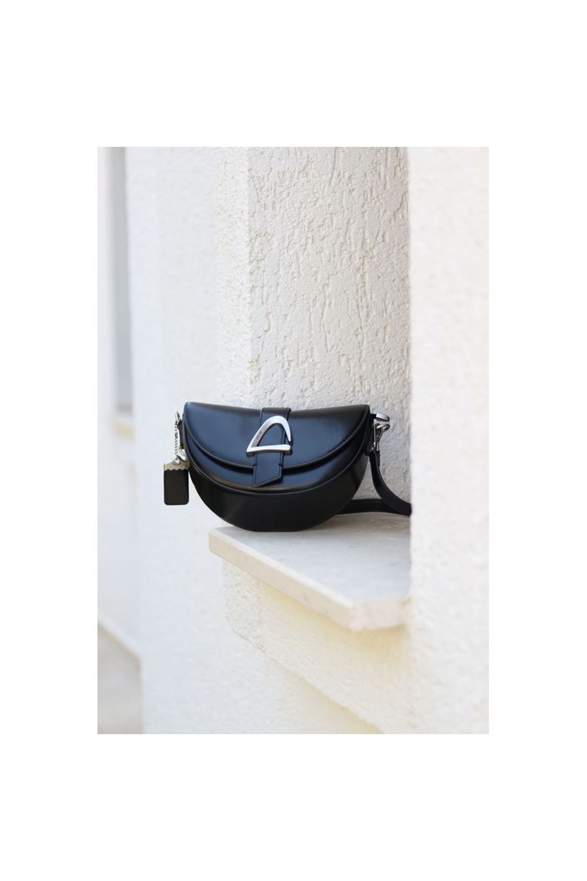 Kadın Siyah V Toka Detaylı Askılı Omuz Çantası