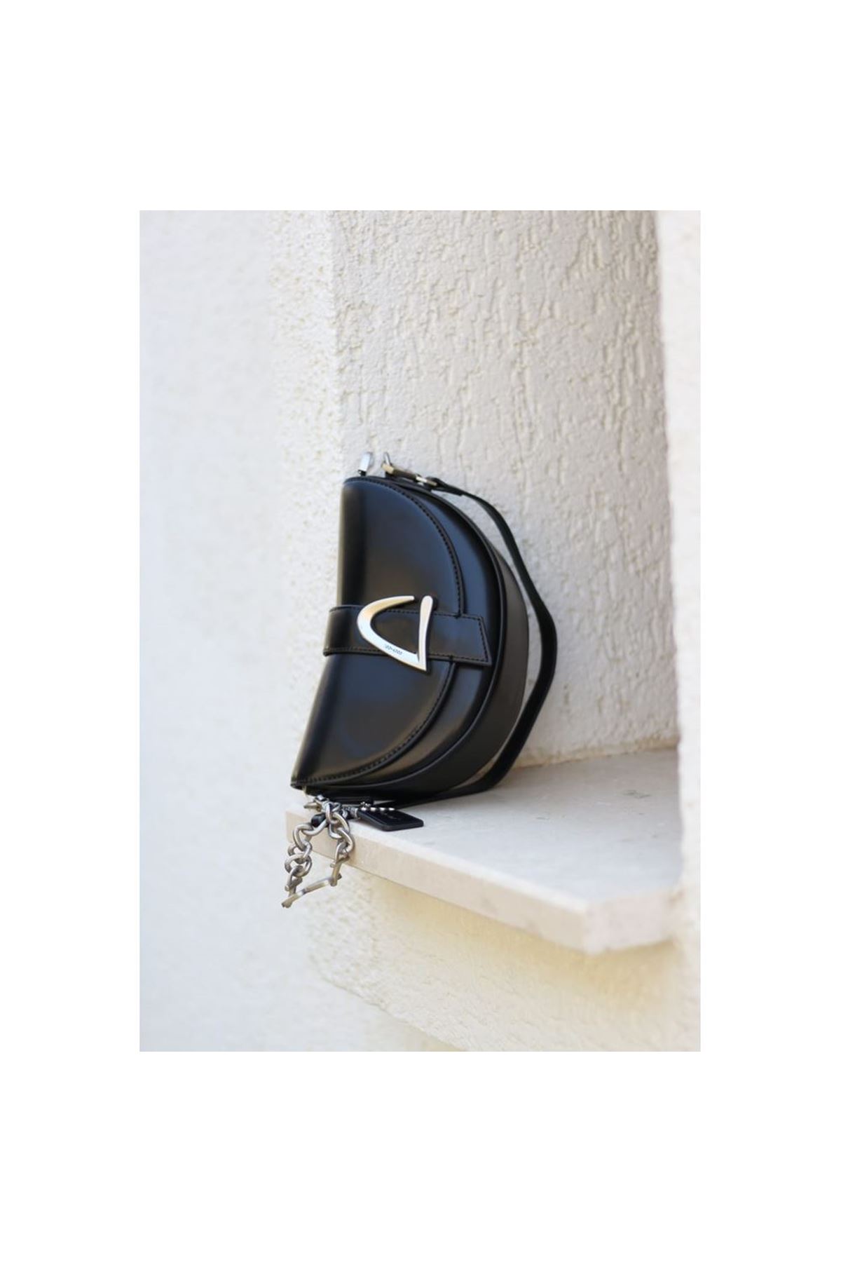 Kadın Siyah V Toka Detaylı Askılı Omuz Çantası