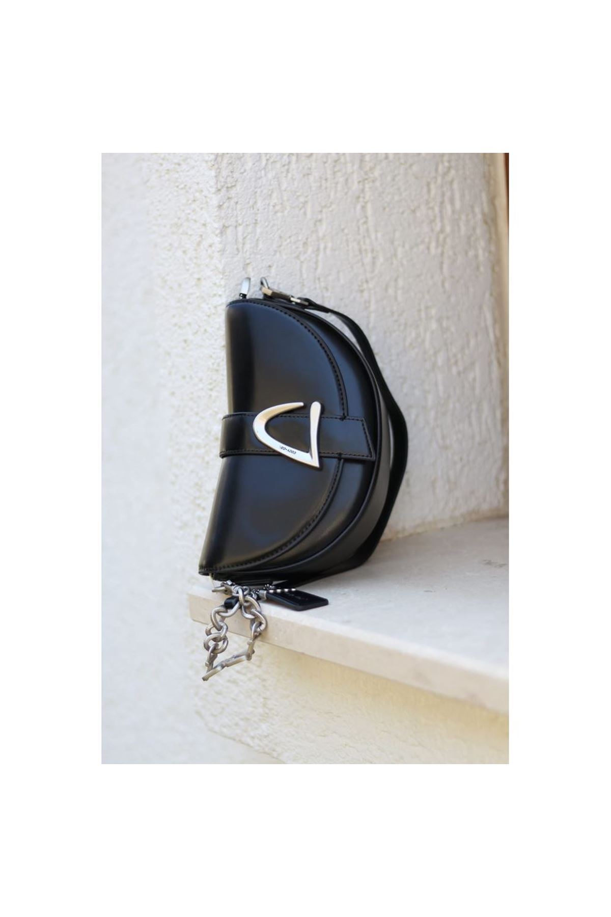 Kadın Siyah V Toka Detaylı Askılı Omuz Çantası