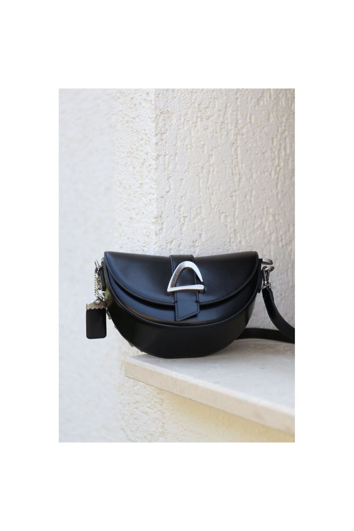 Kadın Siyah V Toka Detaylı Askılı Omuz Çantası