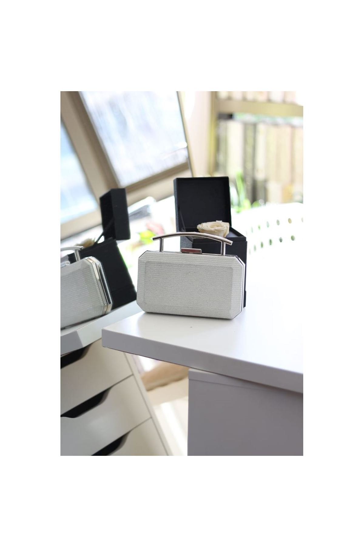 Kadın Beyaz Metal Tutma Sap Detaylı Çizgi Doku Abiye Çanta