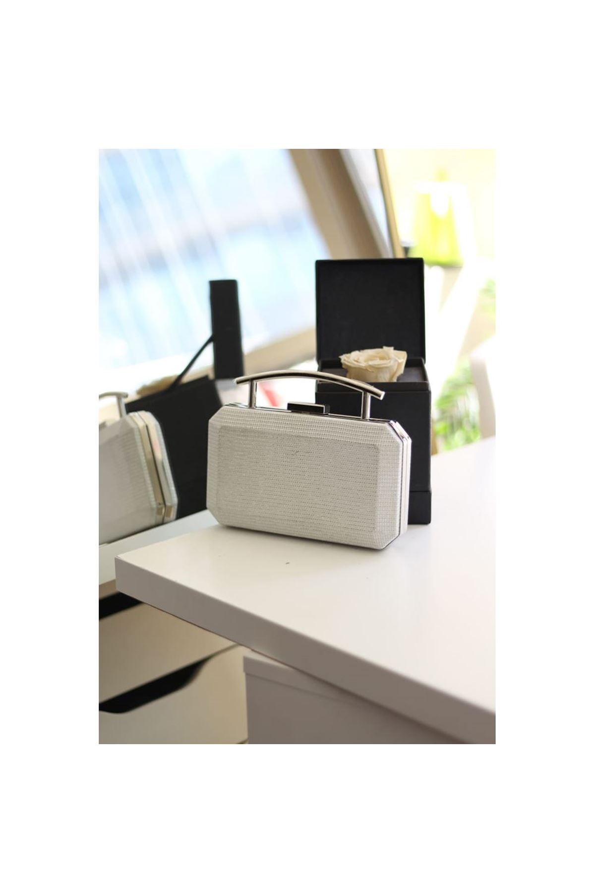 Kadın Beyaz Metal Tutma Sap Detaylı Çizgi Doku Abiye Çanta