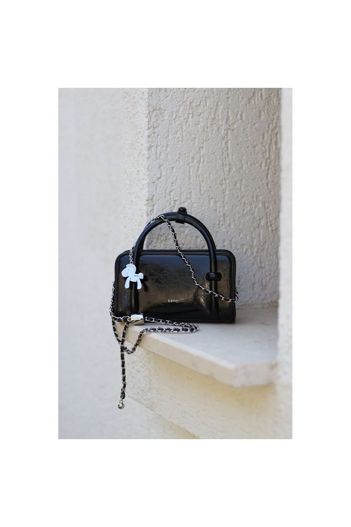 Kadın Siyah Eskitme Dokulu Maskot Detaylı El ve Omuz Çantası