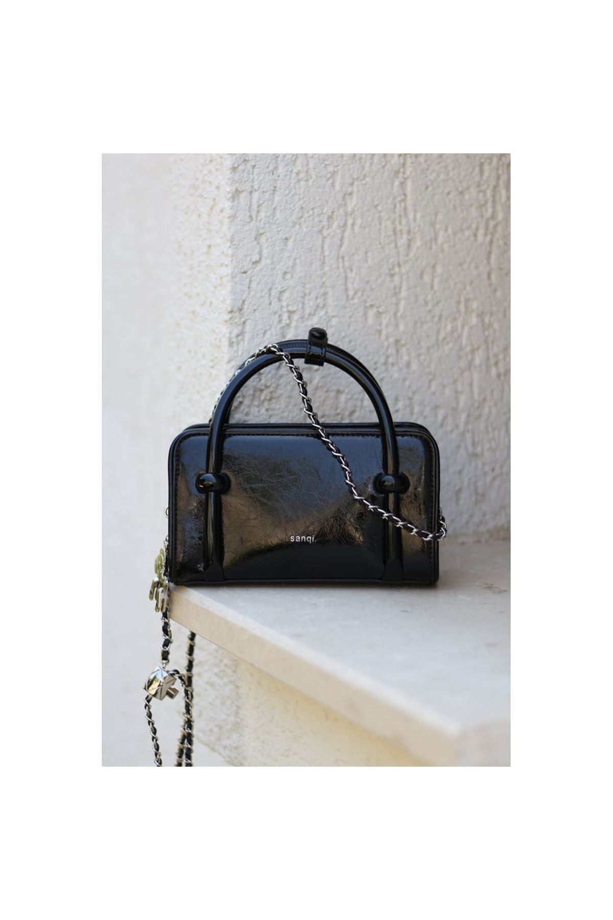 Kadın Siyah Eskitme Dokulu Maskot Detaylı El ve Omuz Çantası