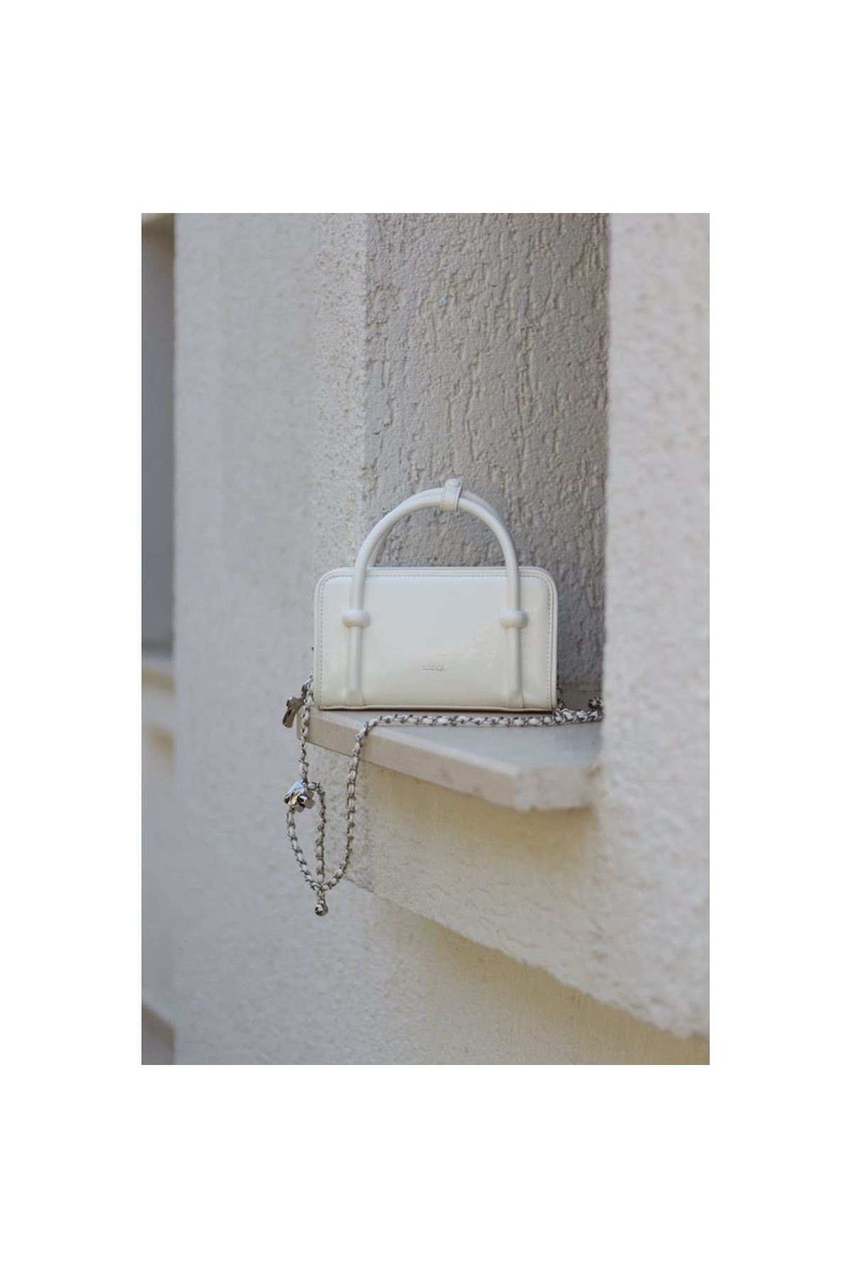 Kadın Beyaz Eskitme Dokulu Maskot Detaylı El ve Omuz Çantası
