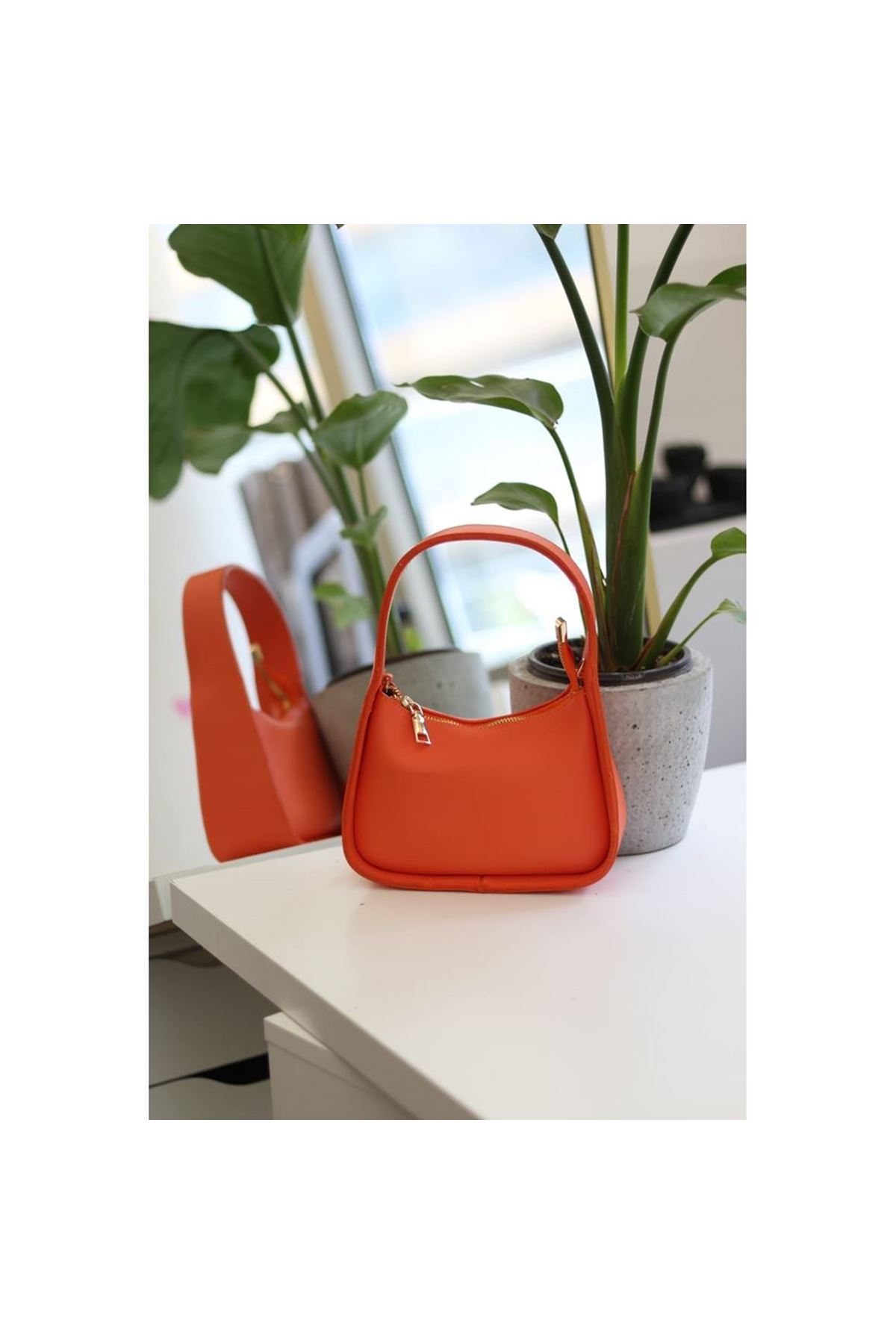 Kadın Turuncu Oval Kalıp Askılı Omuz Çantası