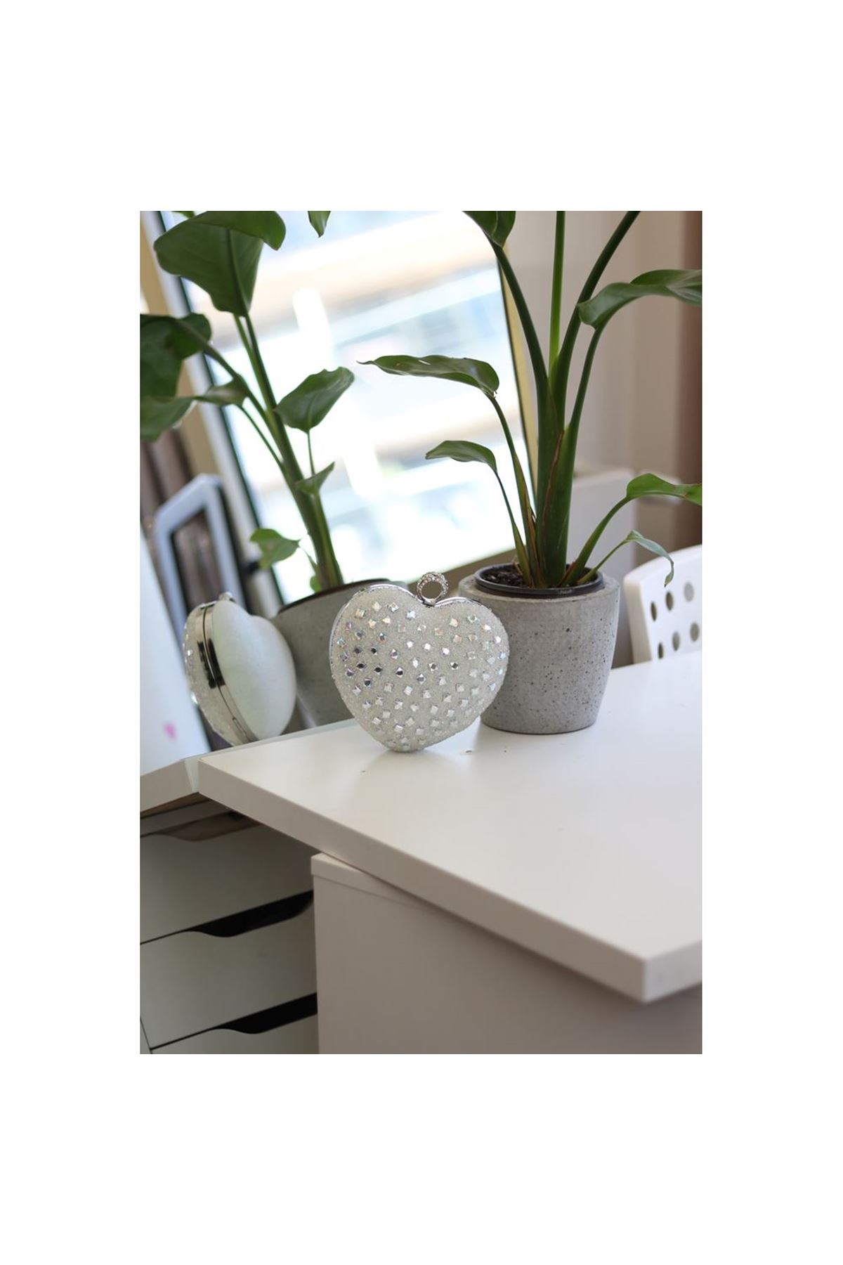 Kadın Beyaz Taş Detaylı Kalp Form Tutmalı Abiye Çanta