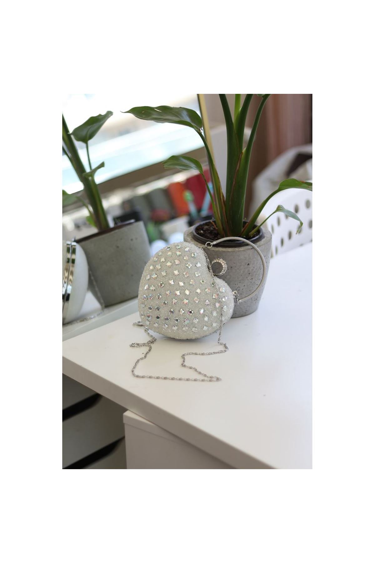 Kadın Beyaz Taş Detaylı Kalp Form Tutmalı Abiye Çanta