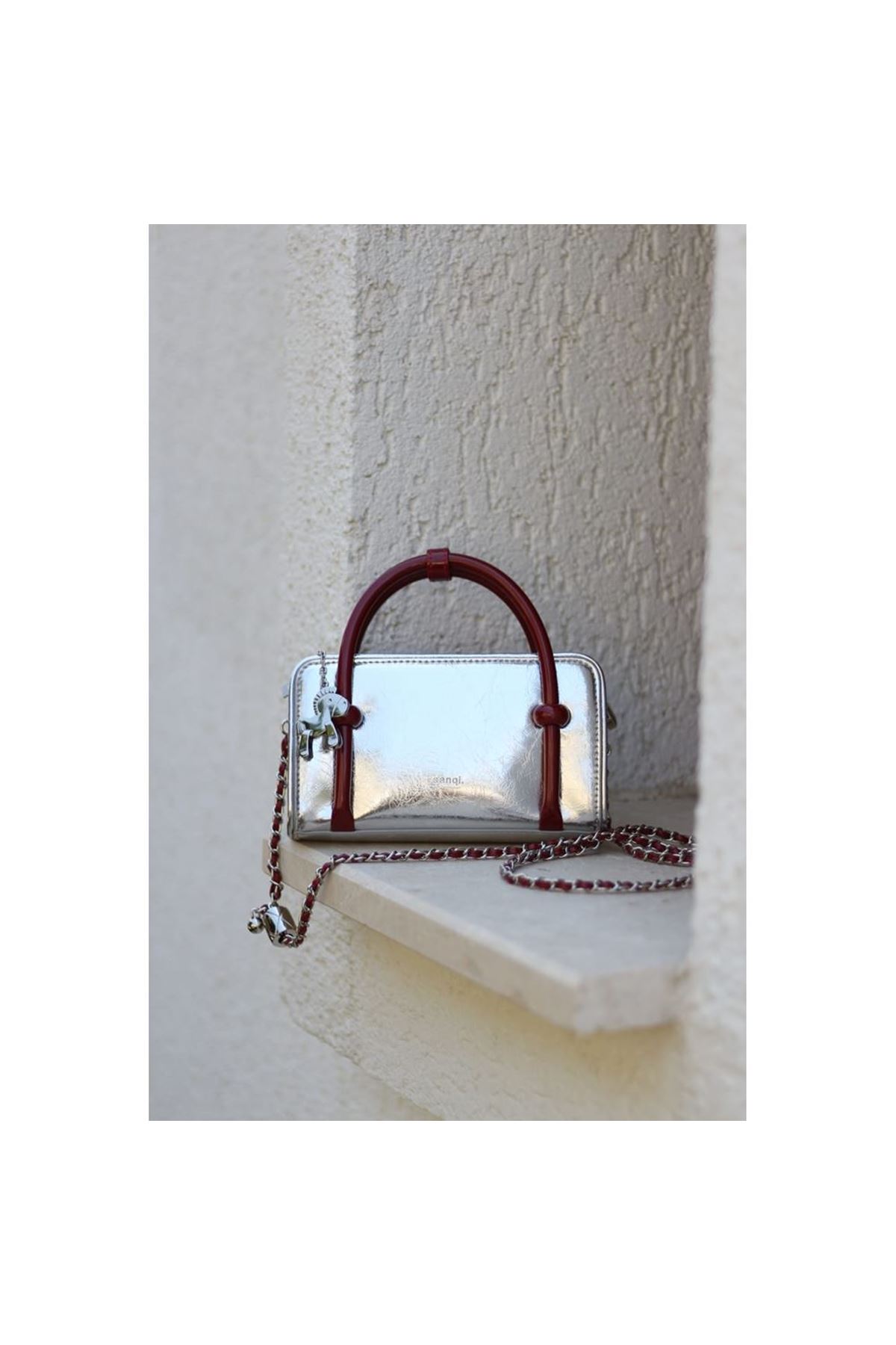 Kadın Silver Bordo Eskitme Dokulu Maskot Detaylı El ve Omuz Çantası