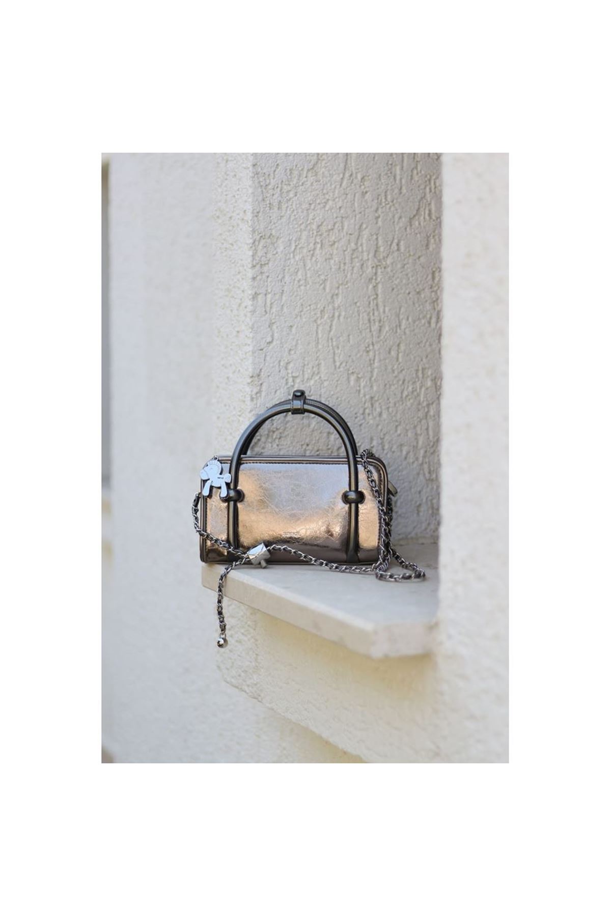 Kadın Platin Eskitme Dokulu Maskot Detaylı El ve Omuz Çantası