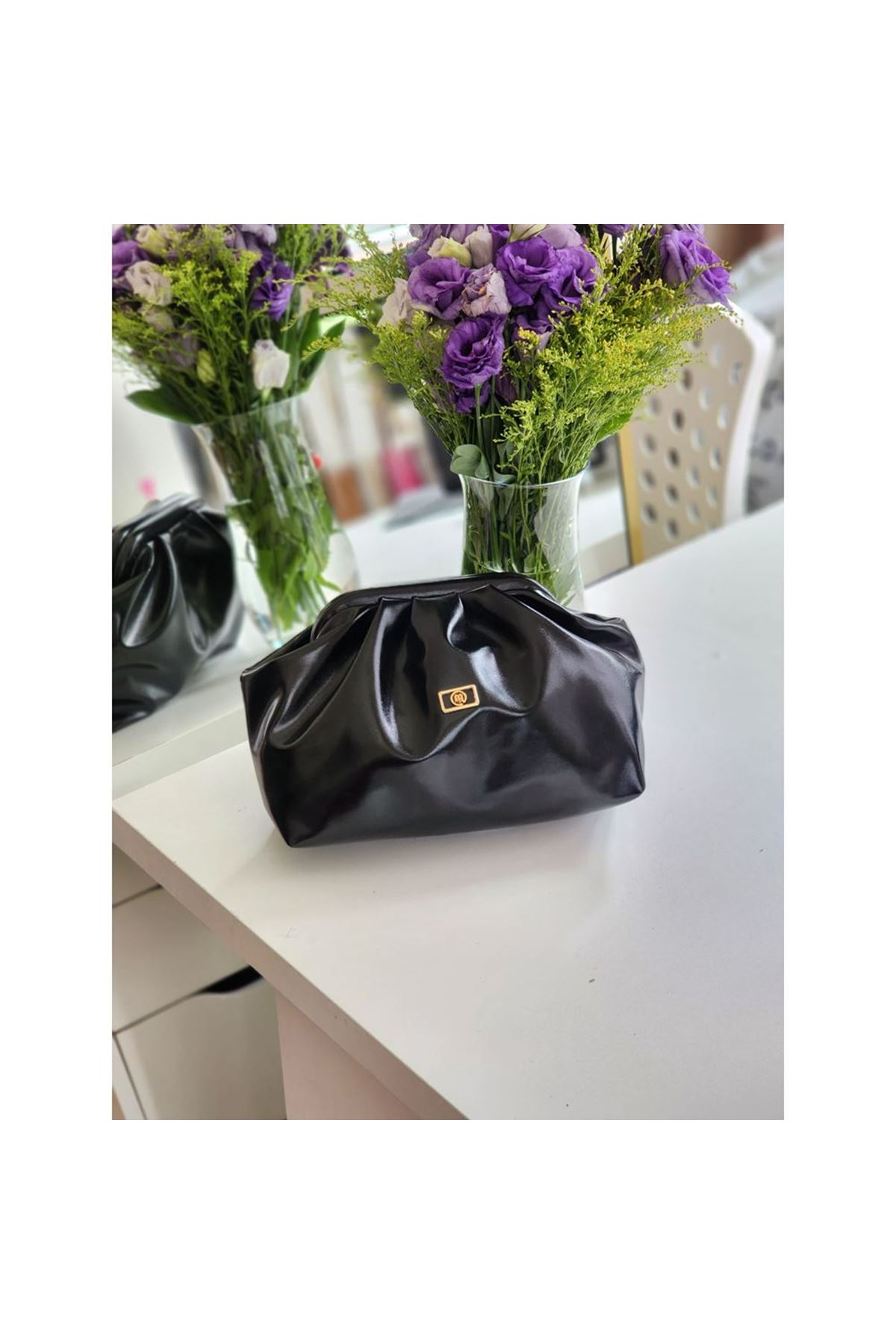 Kadın Siyah Parlak Gold aksesuarlı Bohça Form Omuz Çantası