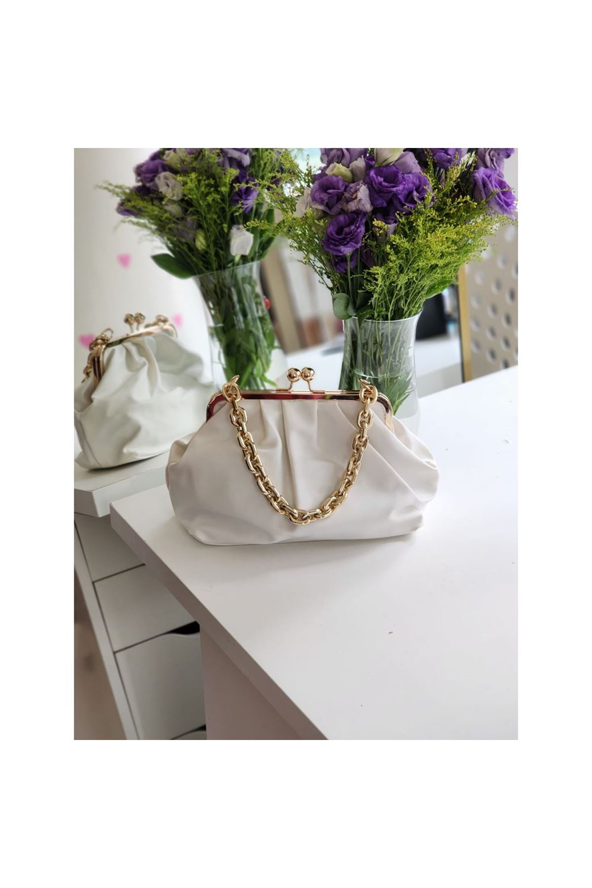 Kadın Beyaz Gold Zincir Detaylı Ağzı Burslu El Omuz Çantası