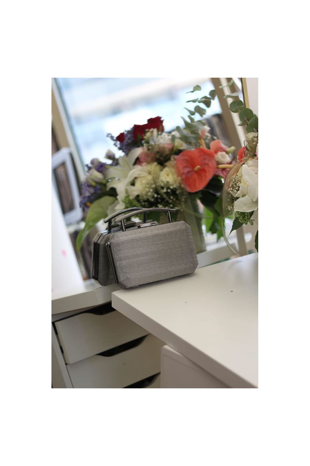 Kadın Platin Metal Tutma Sap Detaylı Çizgi Doku Abiye Çanta