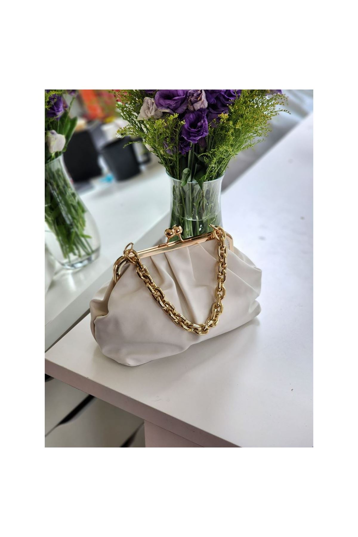 Kadın Beyaz Gold Zincir Detaylı Ağzı Burslu El Omuz Çantası