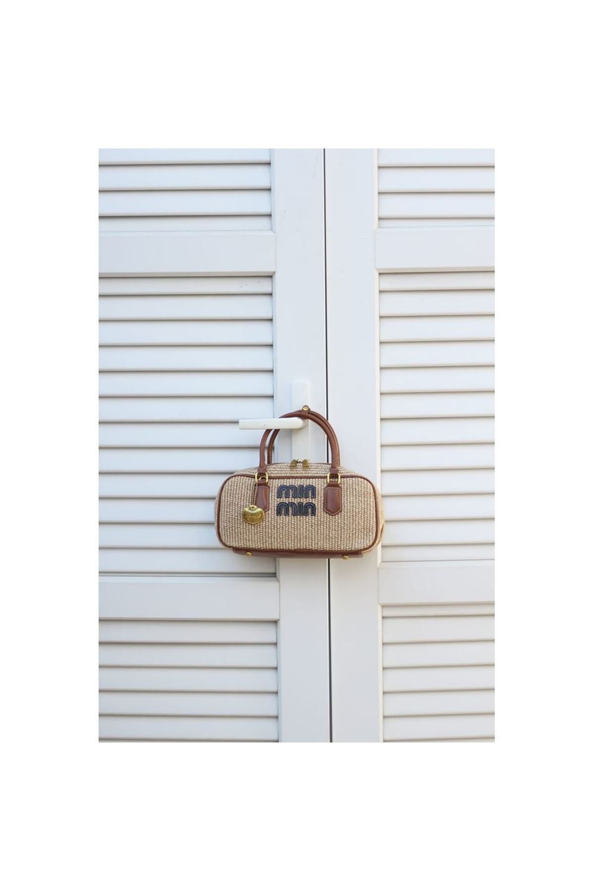 Kadın Camel Hasır Doku Çift Kulp Maskotlu Omuz Çantası