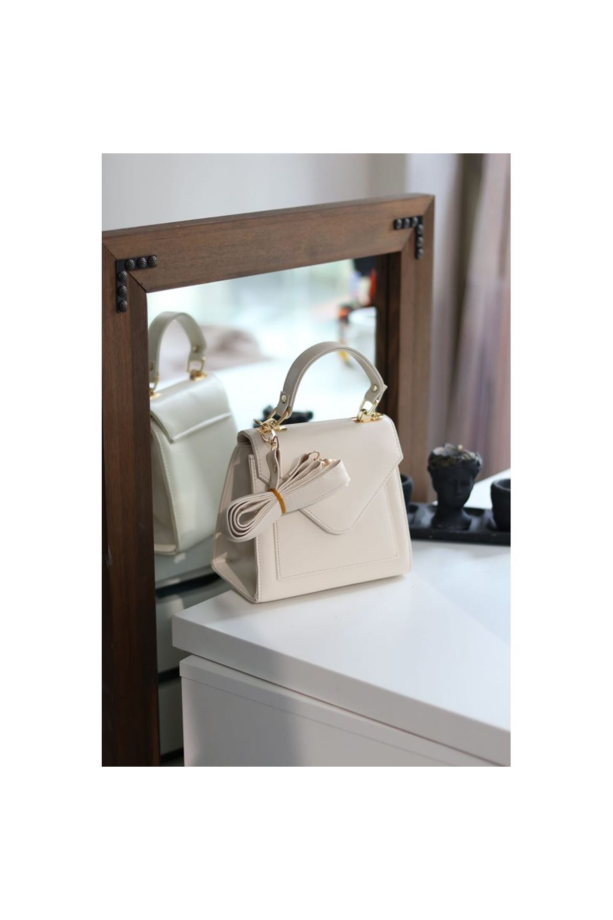 Kadın Krem Kapak Detaylı Askılı Omuz Çantası