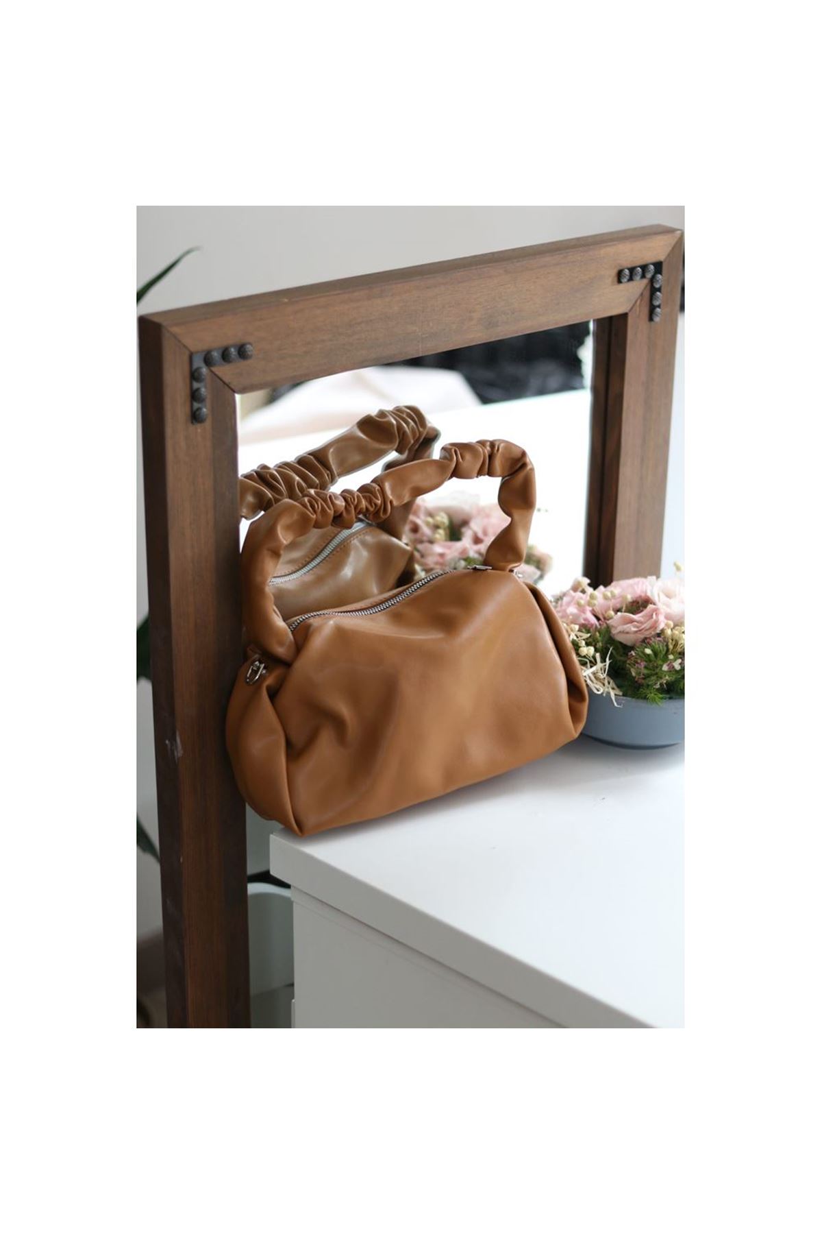 Kadın Karamel Büzgü Saplı Yumuşak Askılı Omuz Çantası