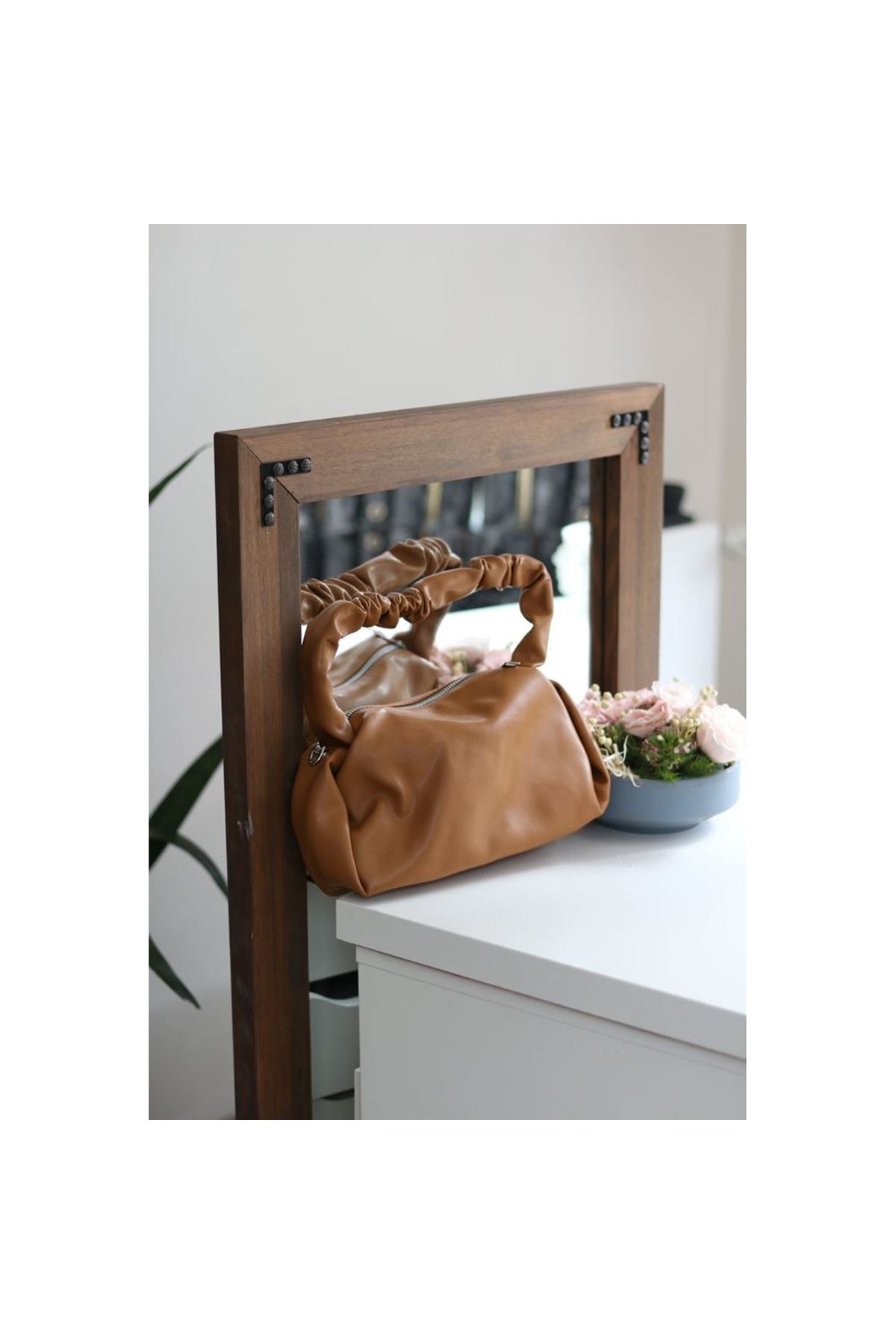 Kadın Karamel Büzgü Saplı Yumuşak Askılı Omuz Çantası