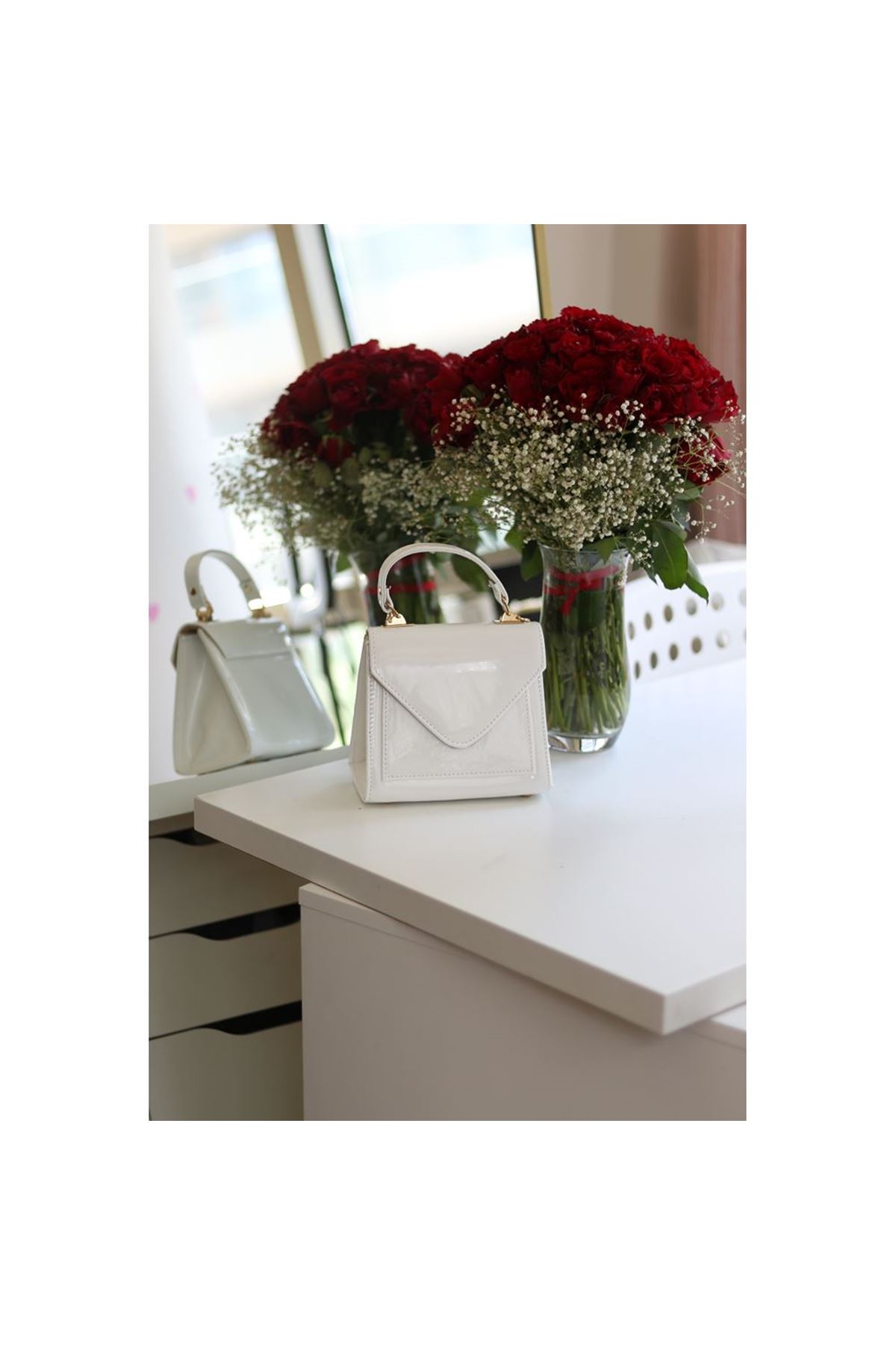 Kadın Beyaz Rugan Kapak Detaylı Askılı Omuz Çantası
